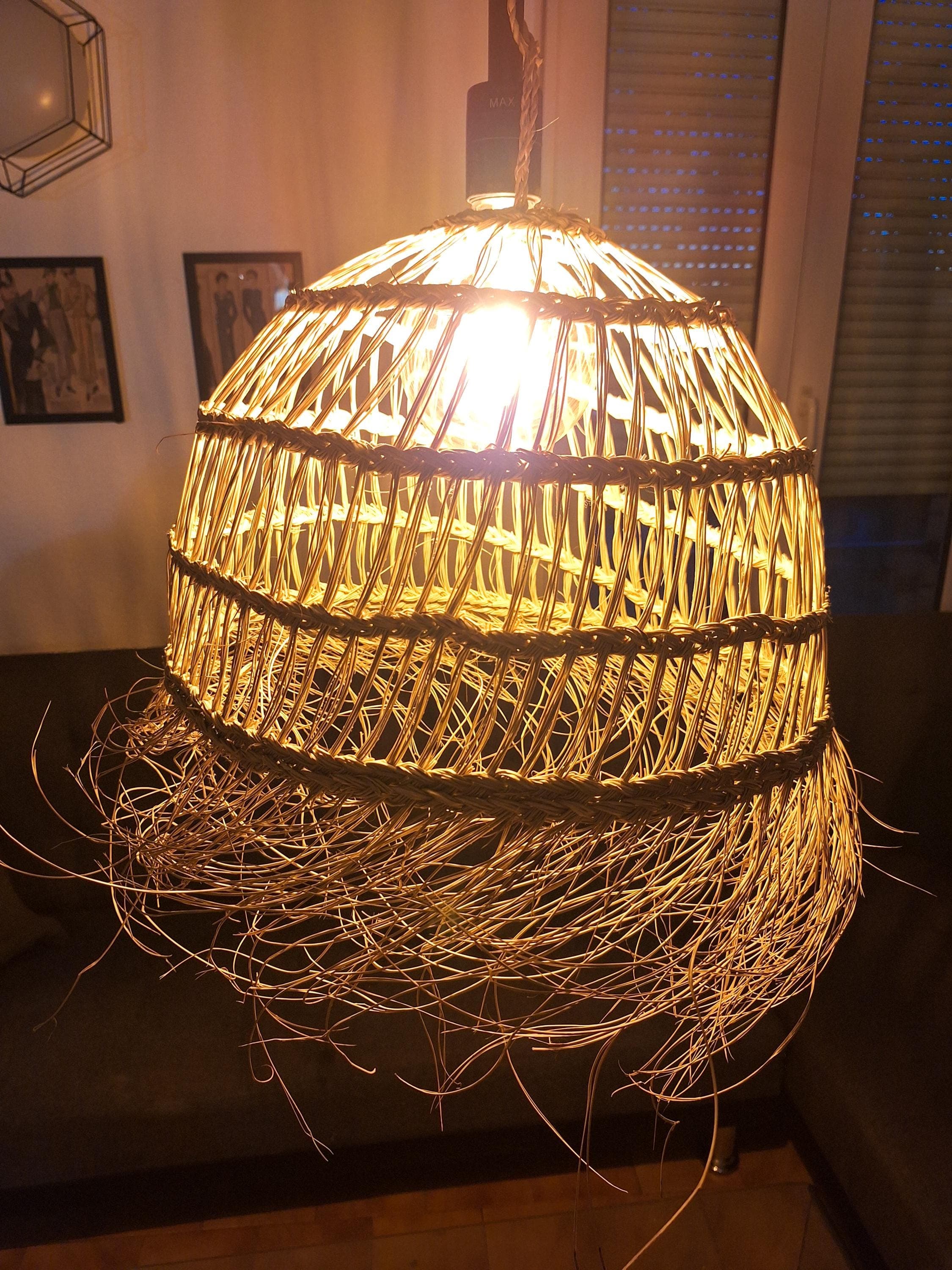 Suspension bohème en feuilles de palmier – Lampe ajourée frangée