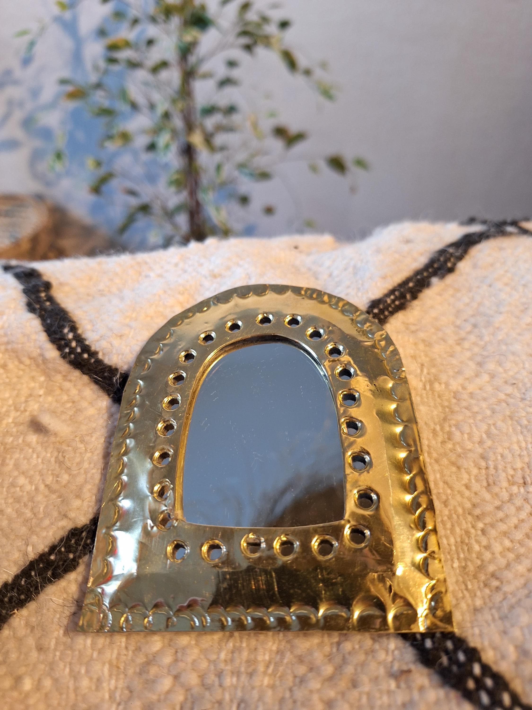 Charmant miroir mural doré en forme de fenêtre