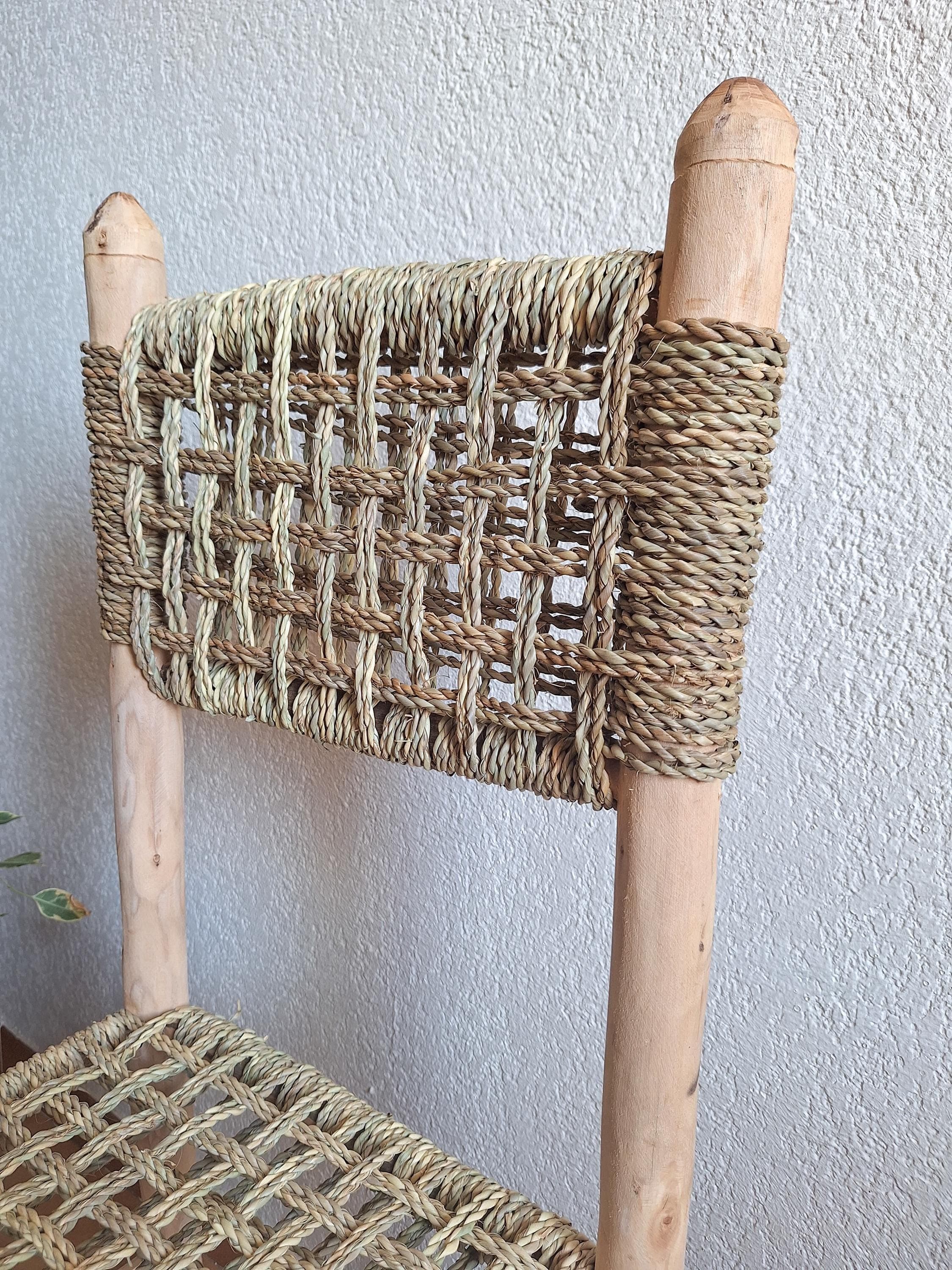 Chaise artisanale en bois naturel et cordon en feuille de palmier