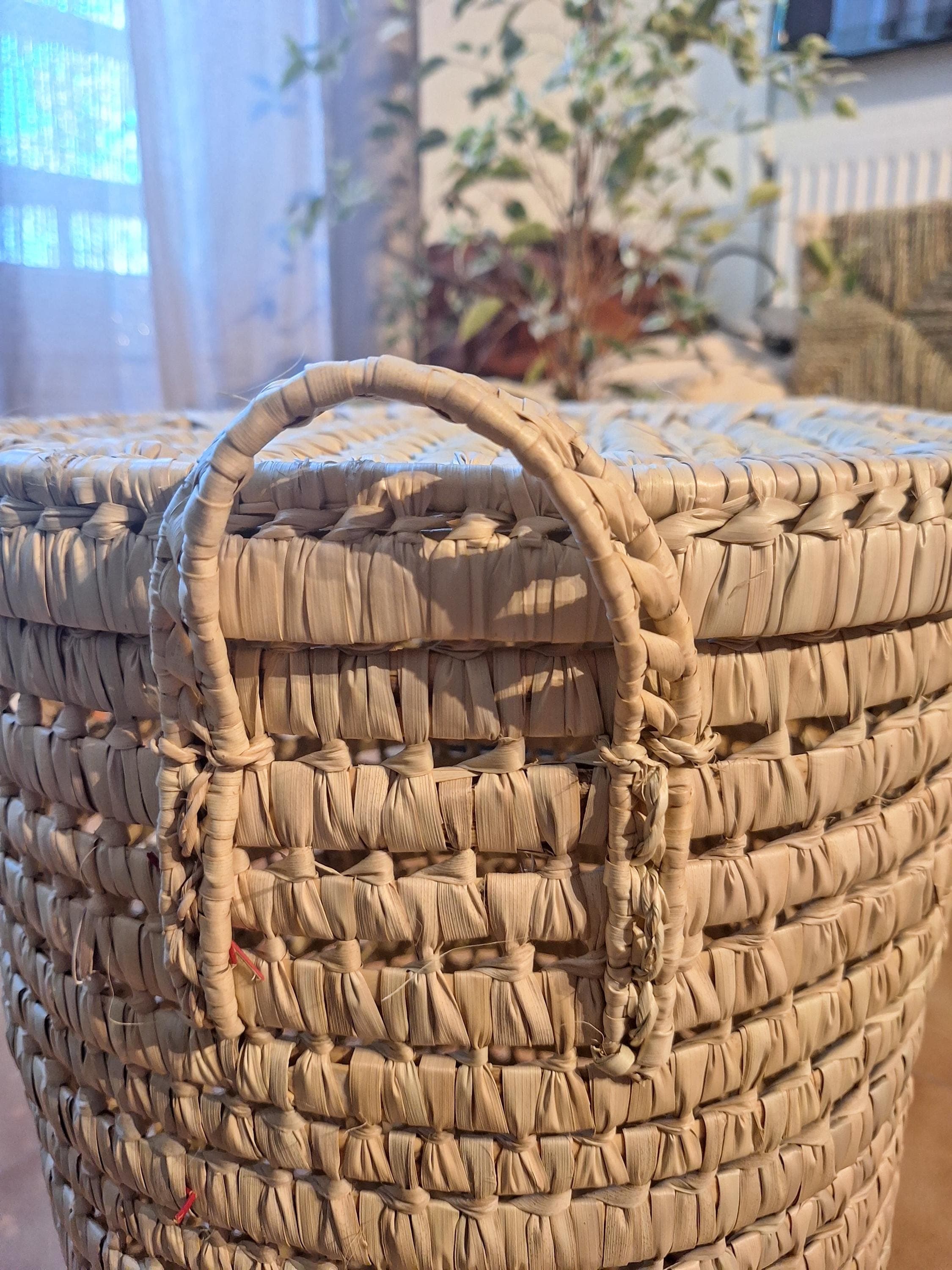 Panier rond en feuille de palmier tressée