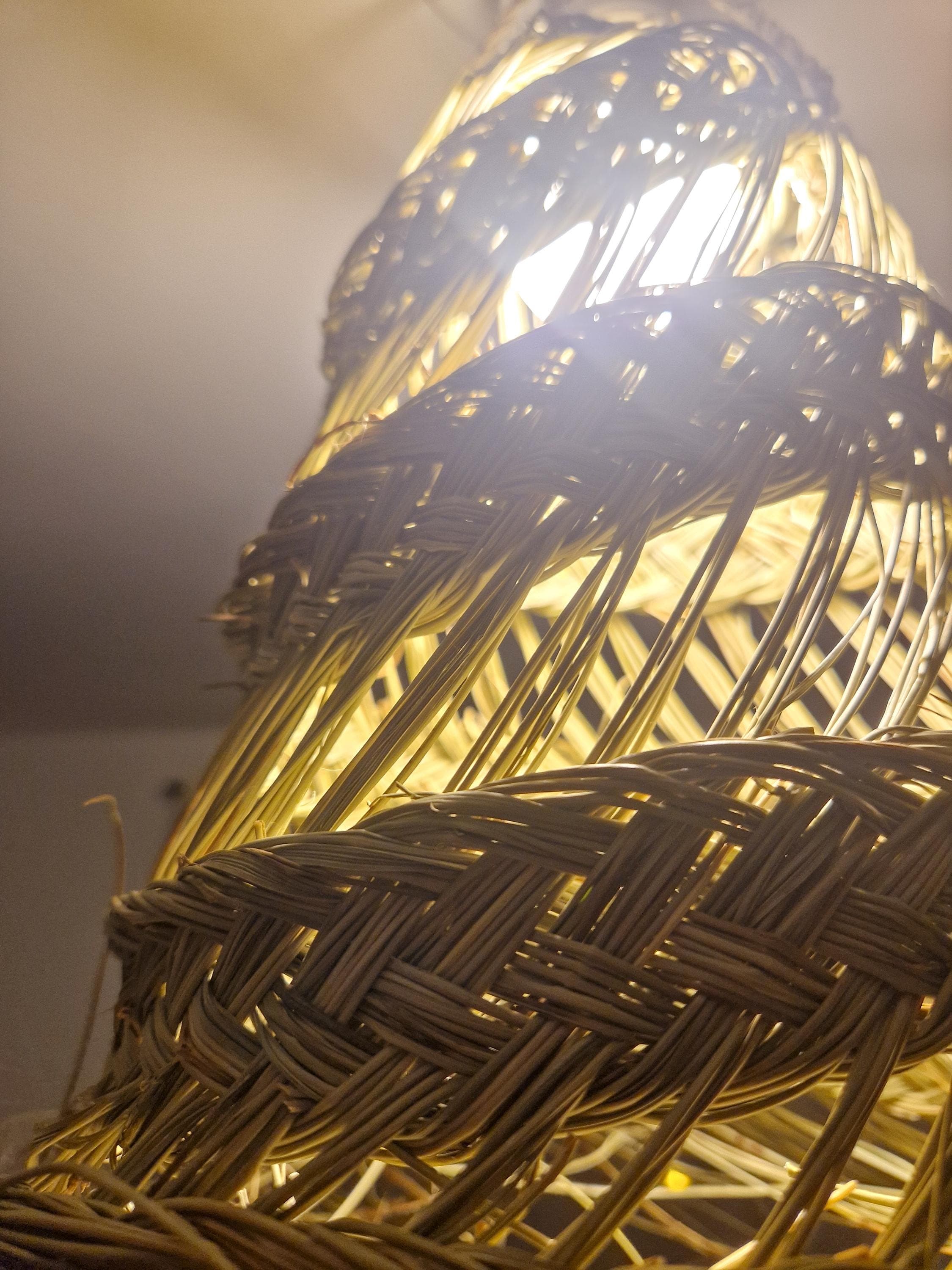 Suspension cylindrique ajourée en feuilles de palmier