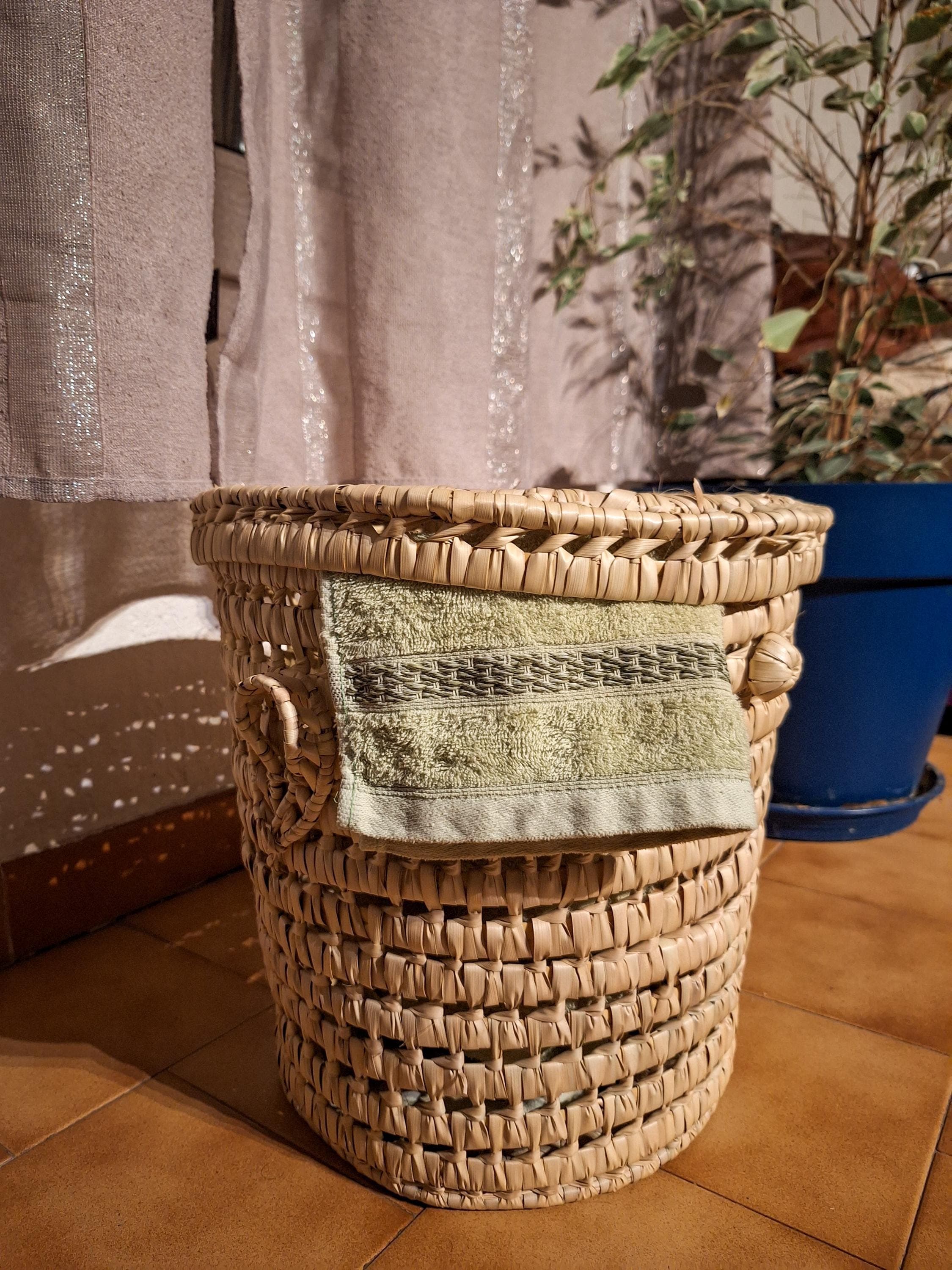 Panier à linge artisanal en palmier