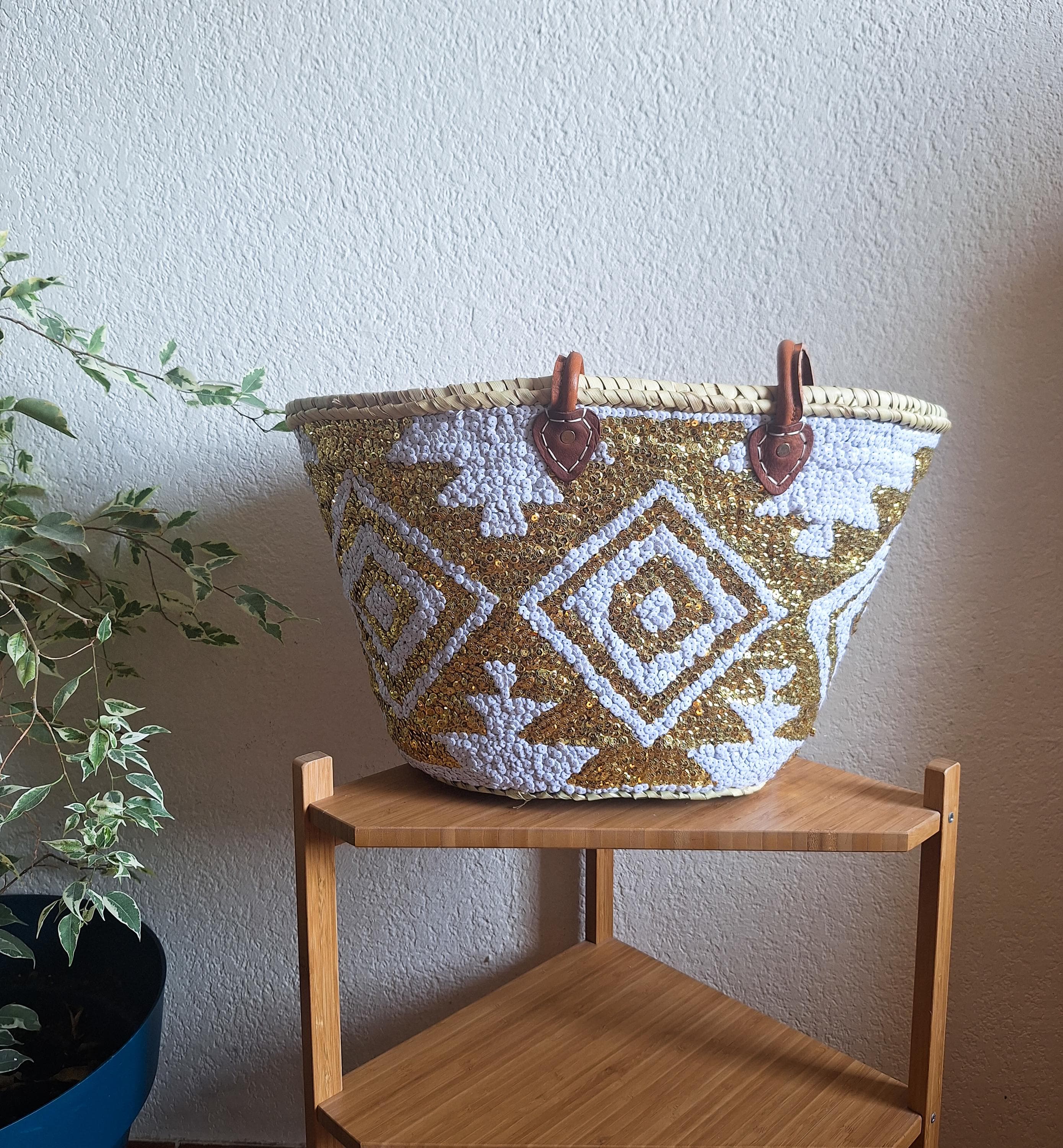 Straw tote bag embroidered with white and gold sequins – Leather handles and mesh closure – Chic and boho Moroccan craftsmanship
