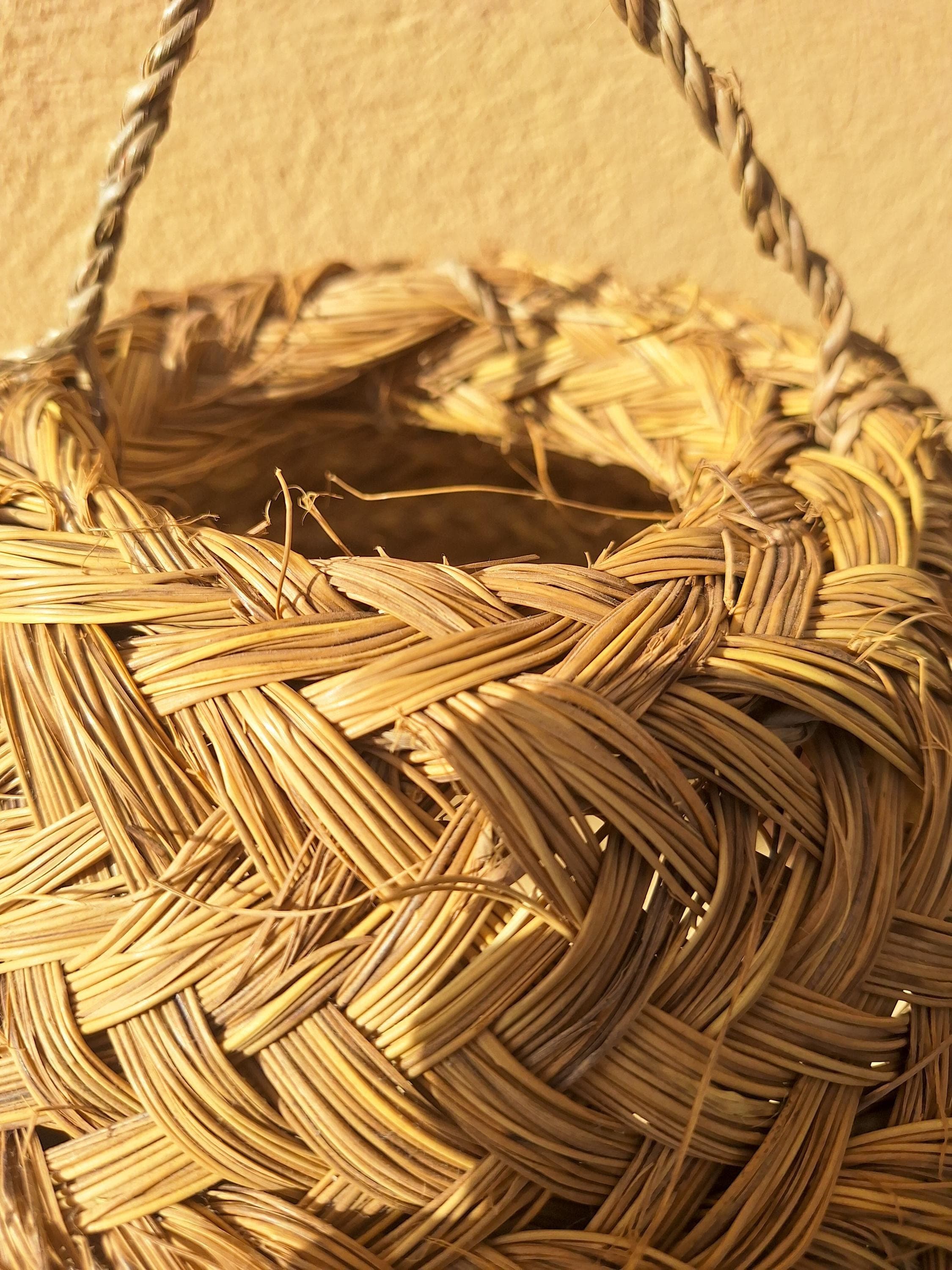 Suspension boule en paille tressée