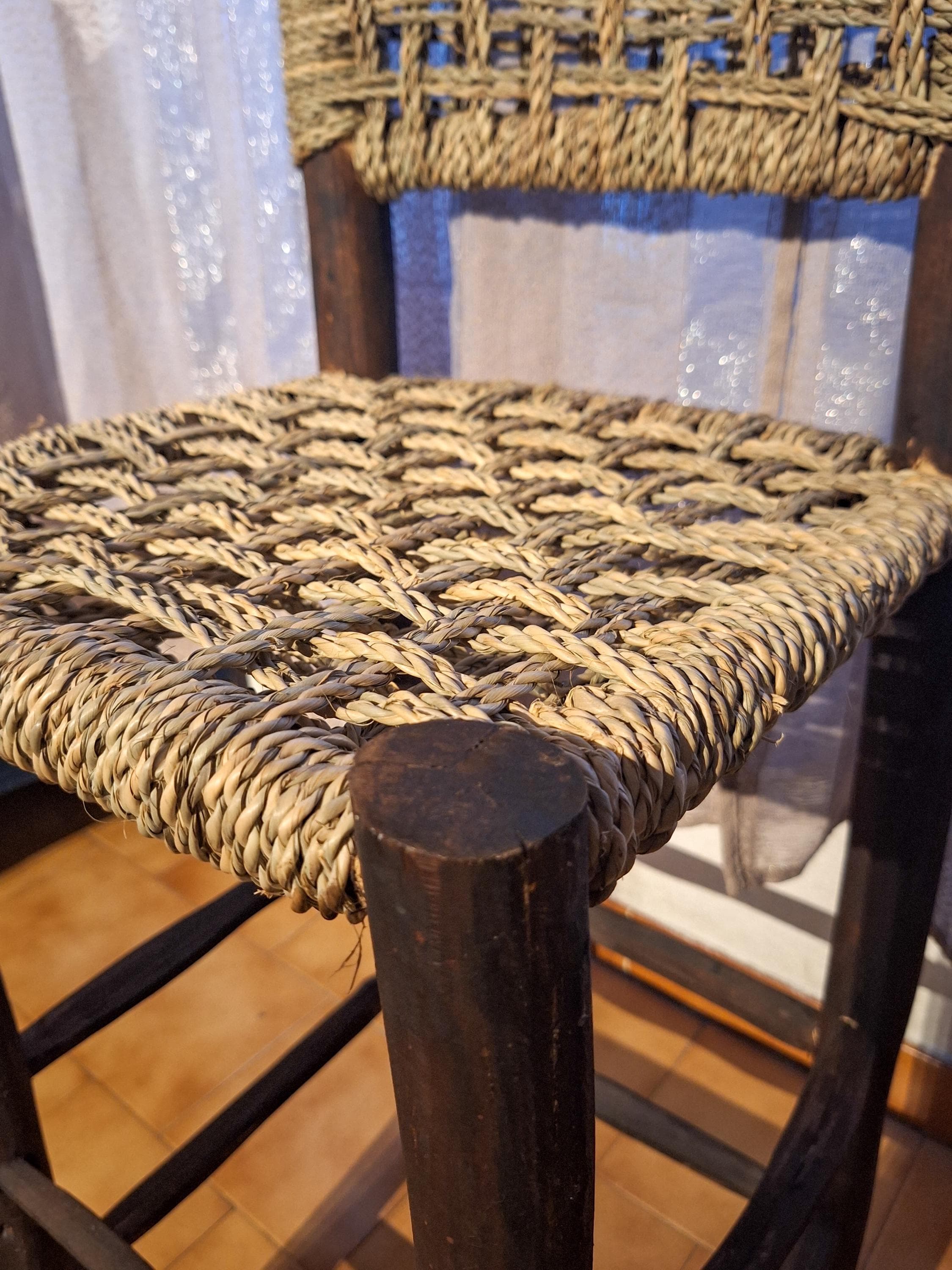 Tabouret de comptoir tressé à la main