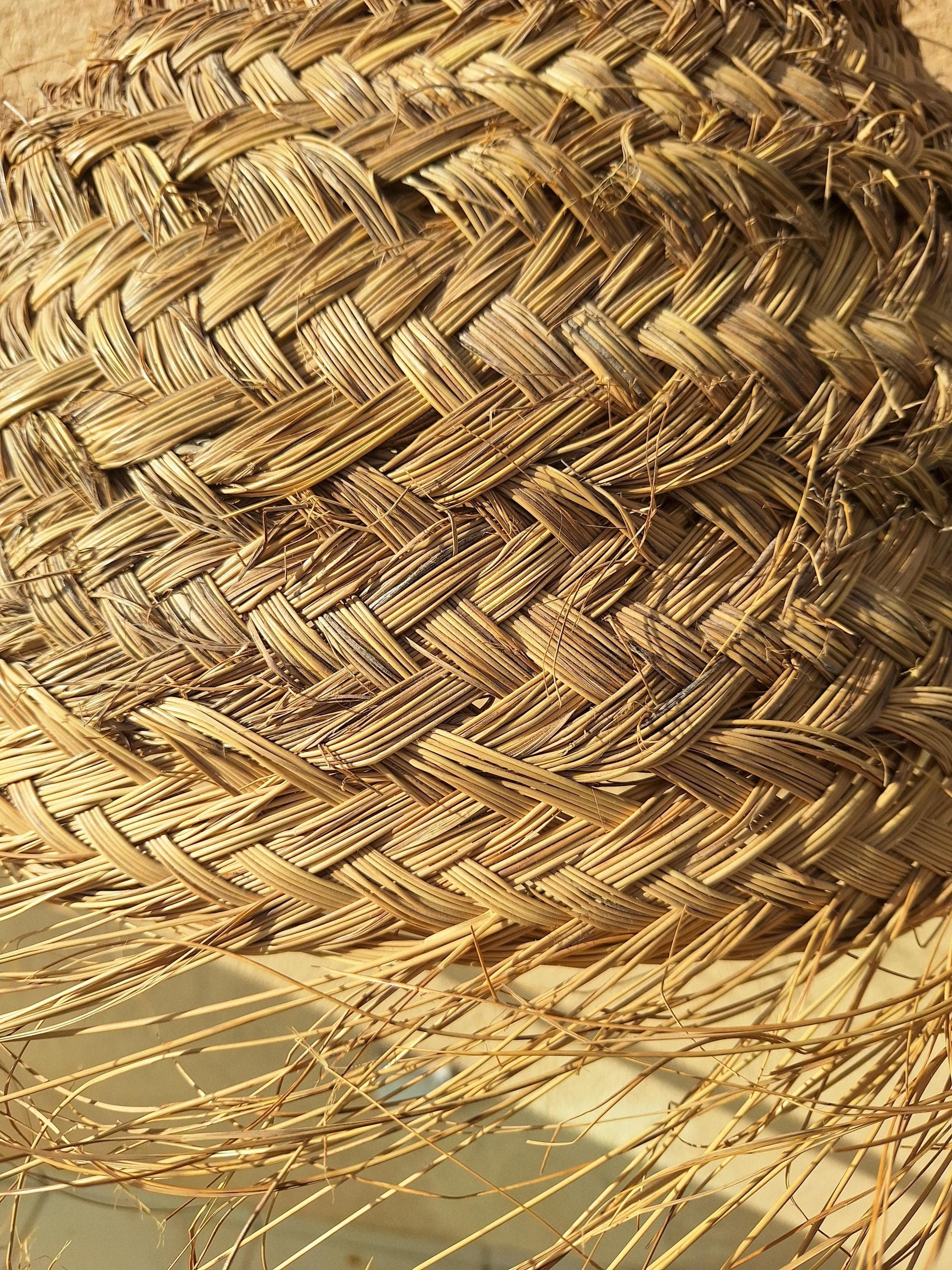 Suspension boule en paille tressée