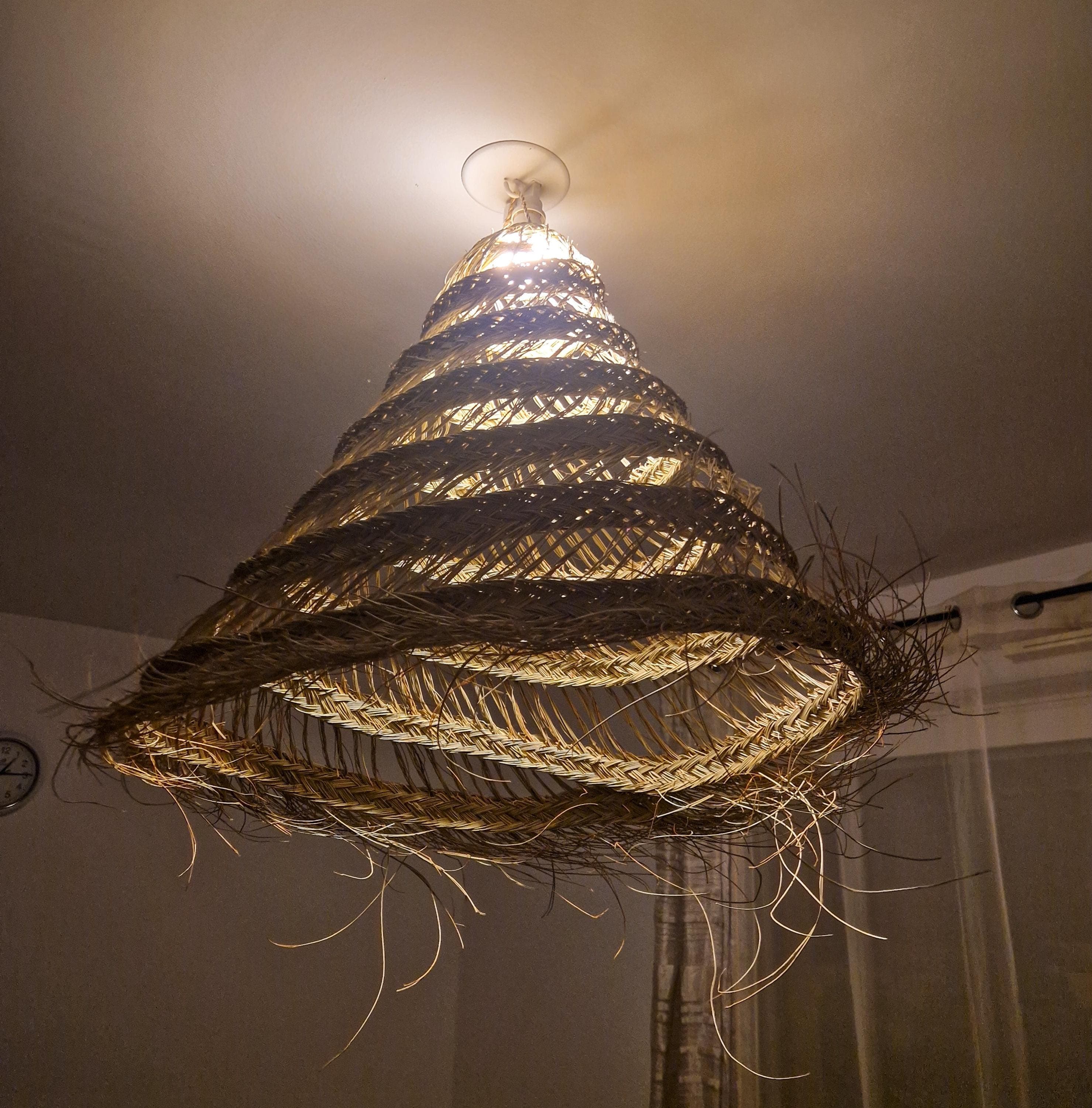 Suspension conique ajourée en feuille de palmier – Luminaire bohème tressé à la main – Abat-jour en osier naturel
