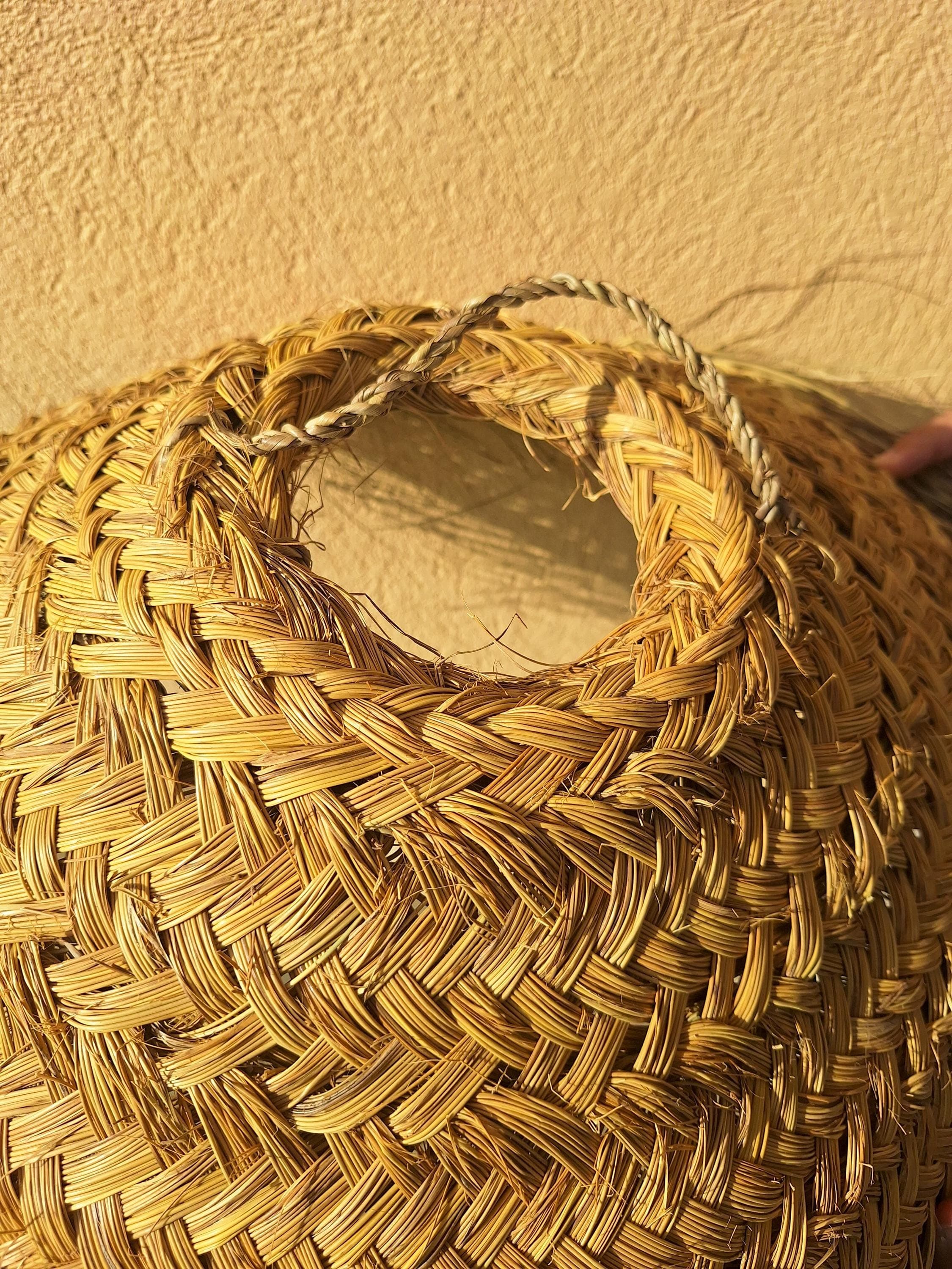 Suspension artisanale en forme de parasol en paille