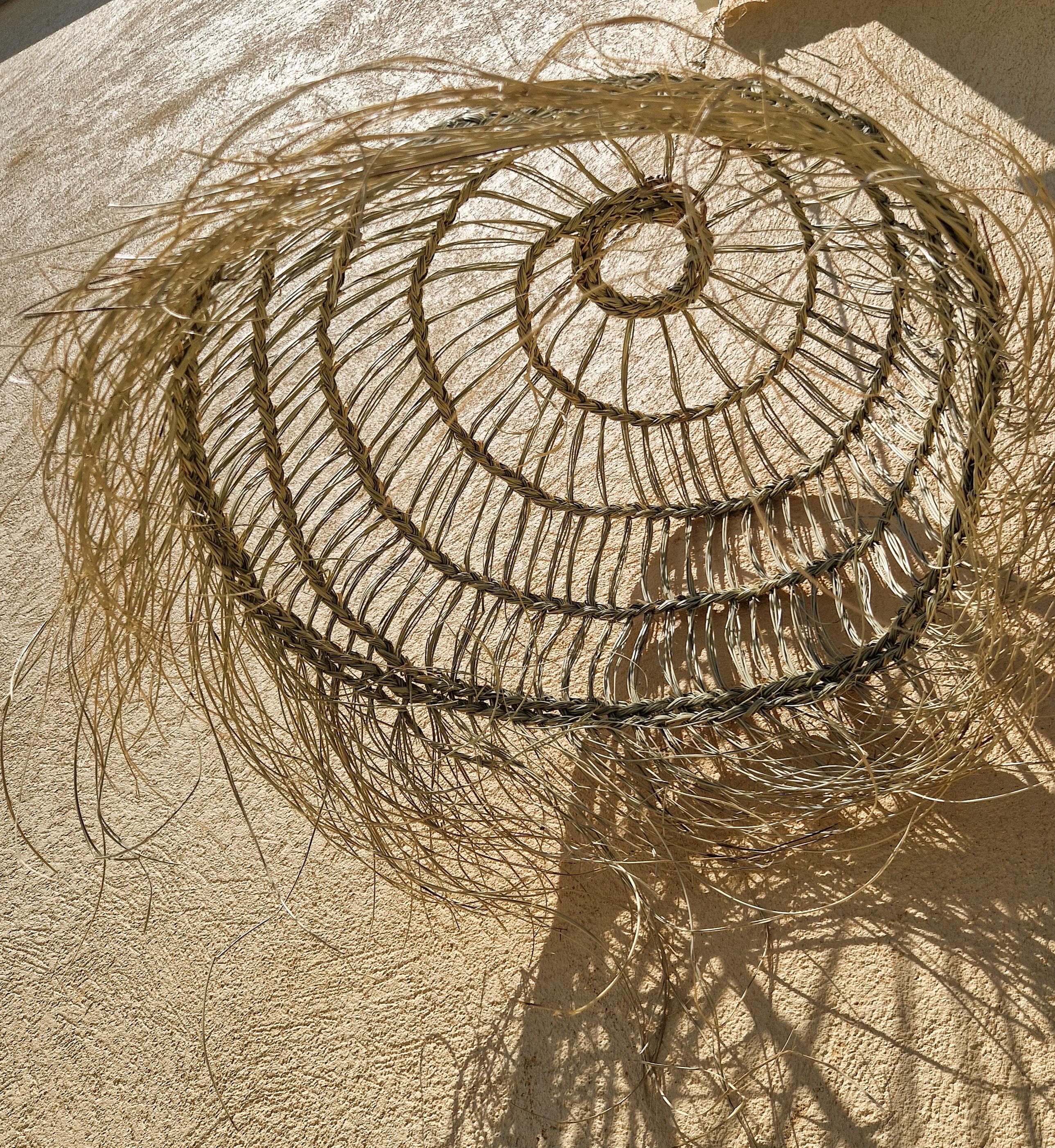 Suspension demi-boule ajourée en feuille de palmier