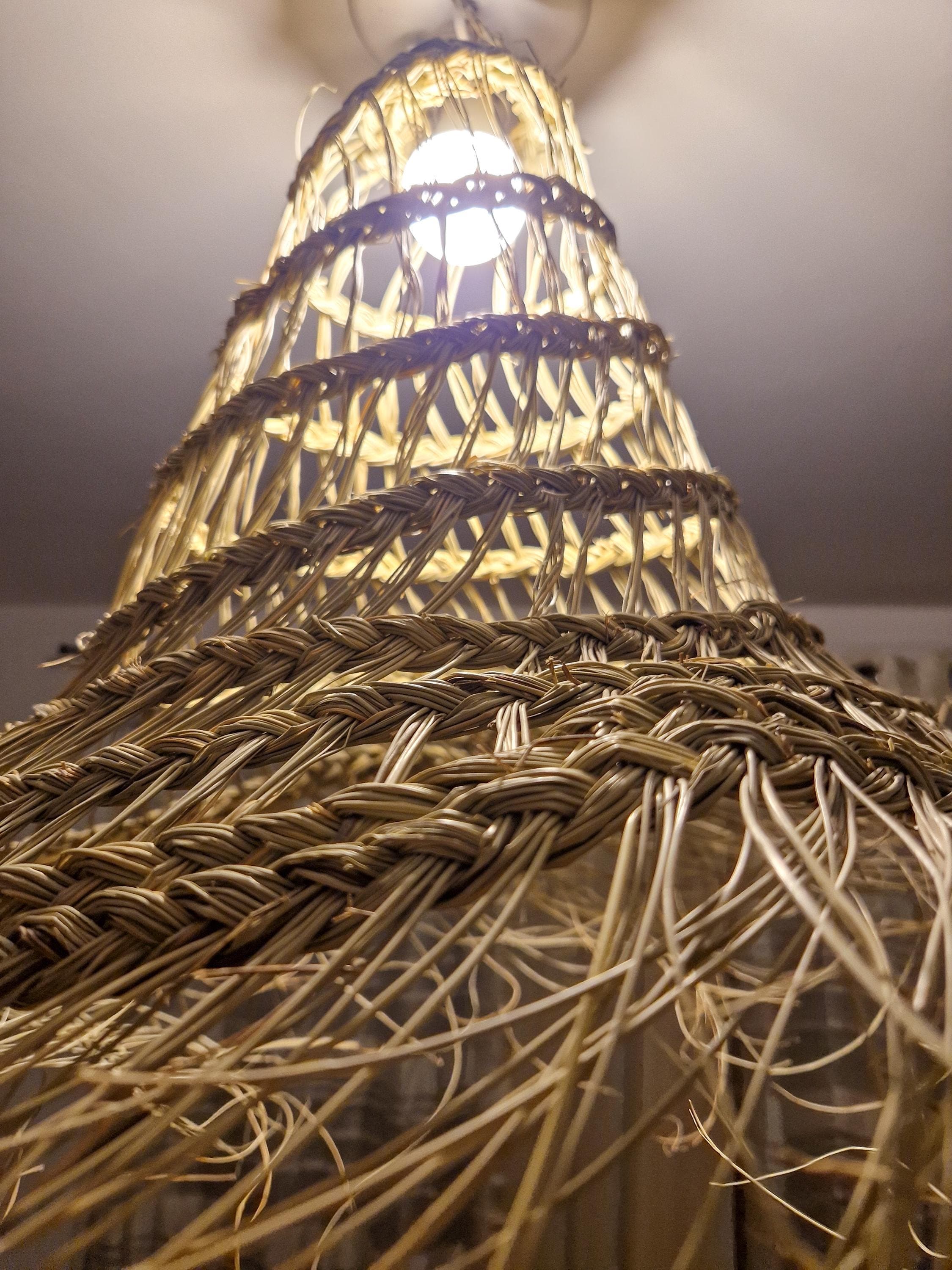 Suspension cône ajourée évasée en feuilles de palmier