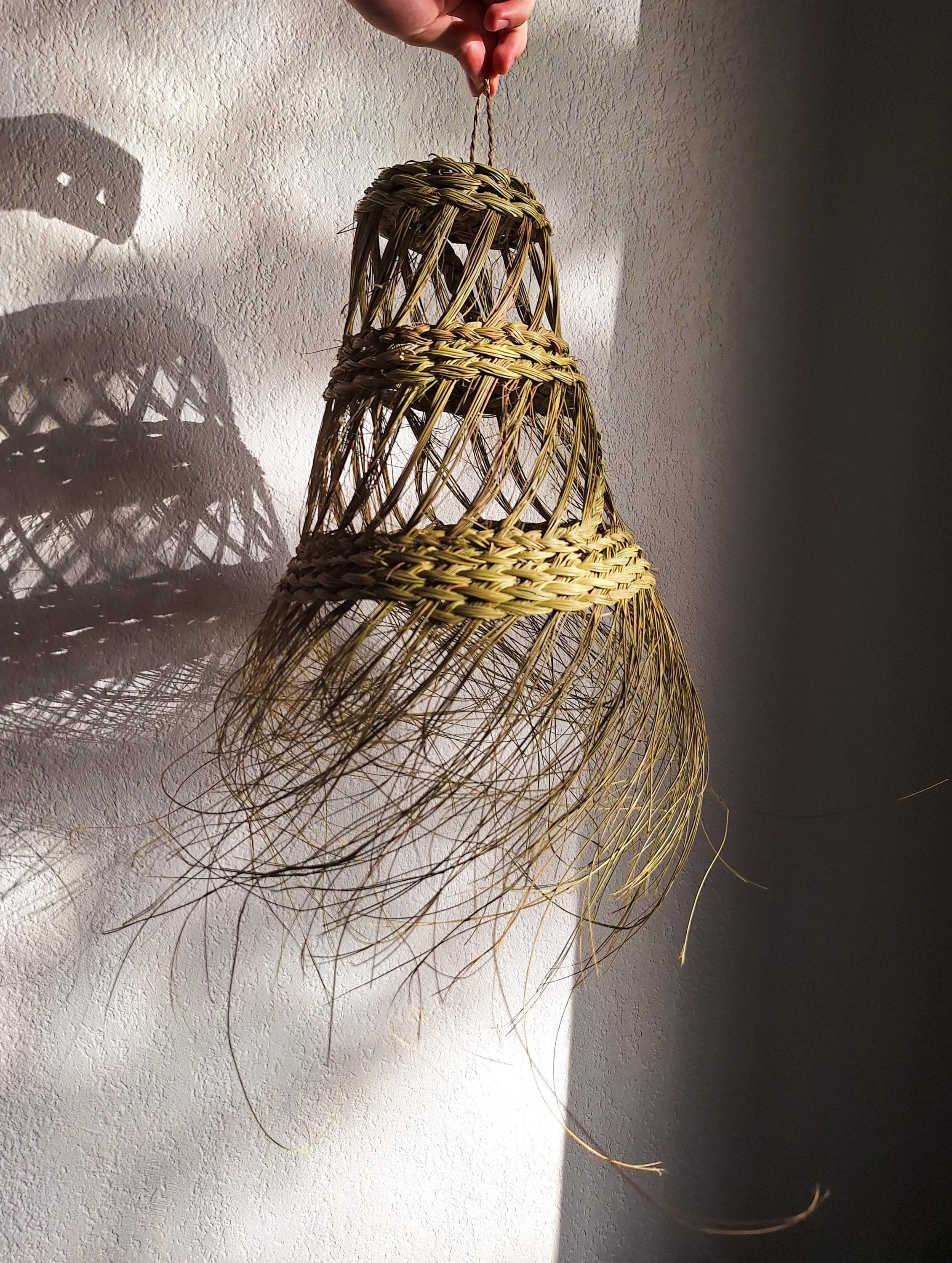 Suspension conique ajourée en paille