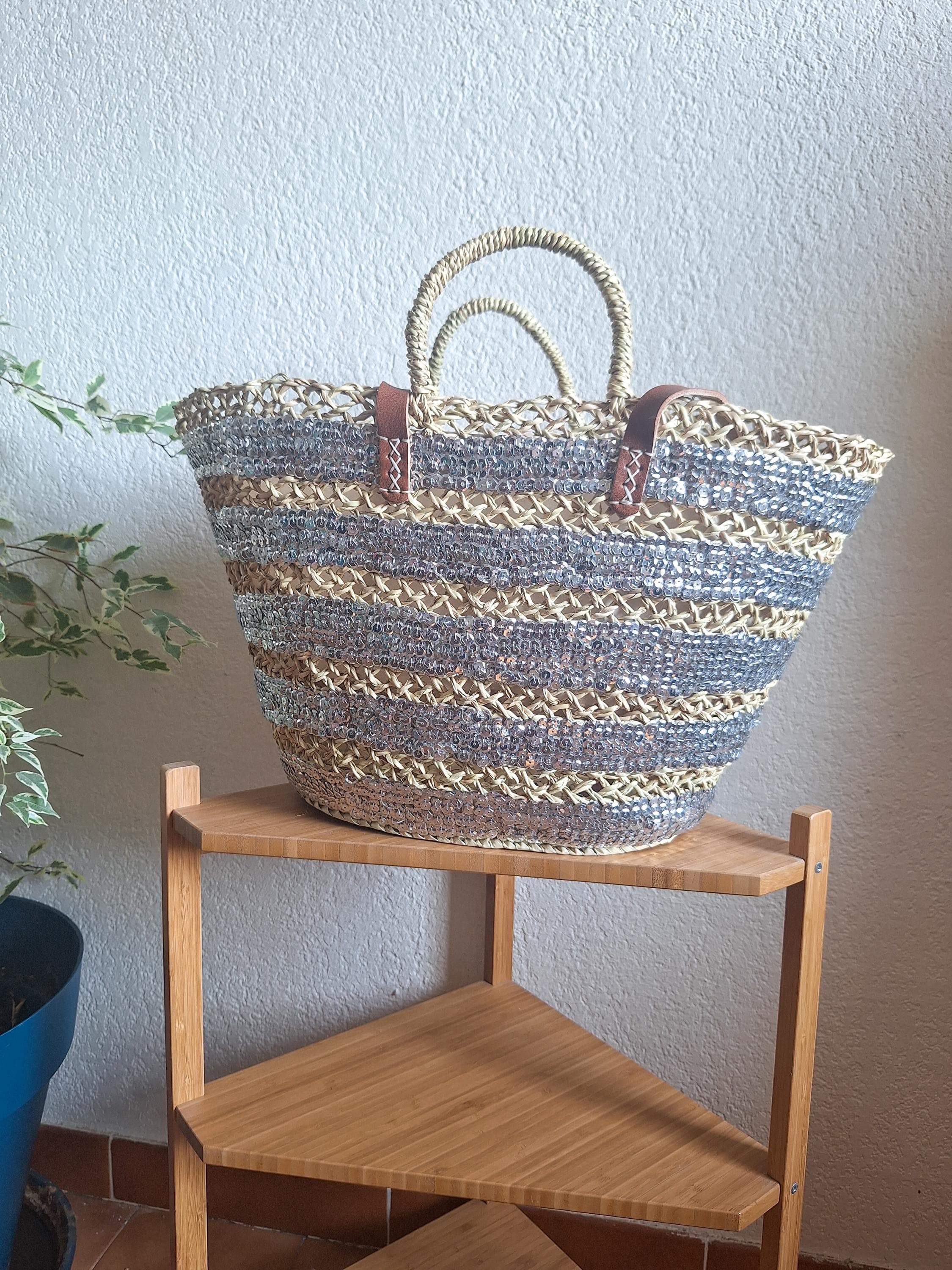 Sac cabas en paille brodée de sequins gris – Anses cuir et fermeture filet – Artisanat marocain chic et bohème