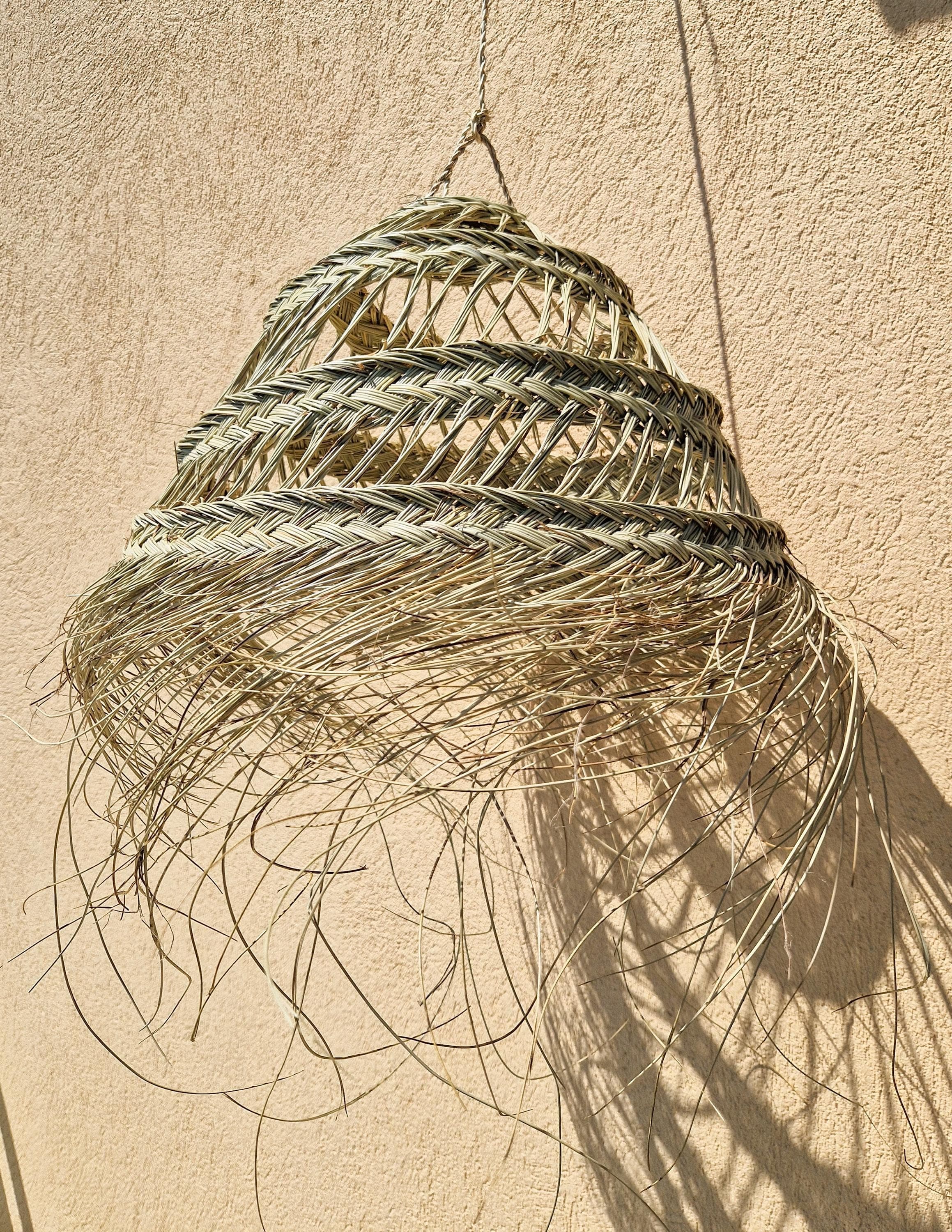 Suspension demi-boule ajourée en feuilles de palmier – Abat-jour naturel bandes tressées – Luminaire bohème fait main