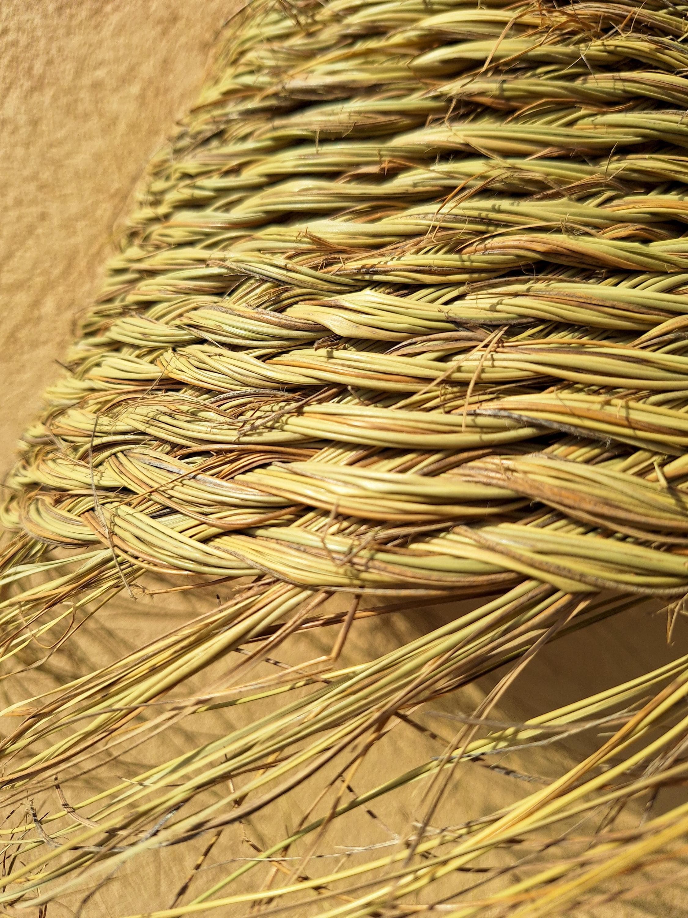 Suspension conique en paille tressée