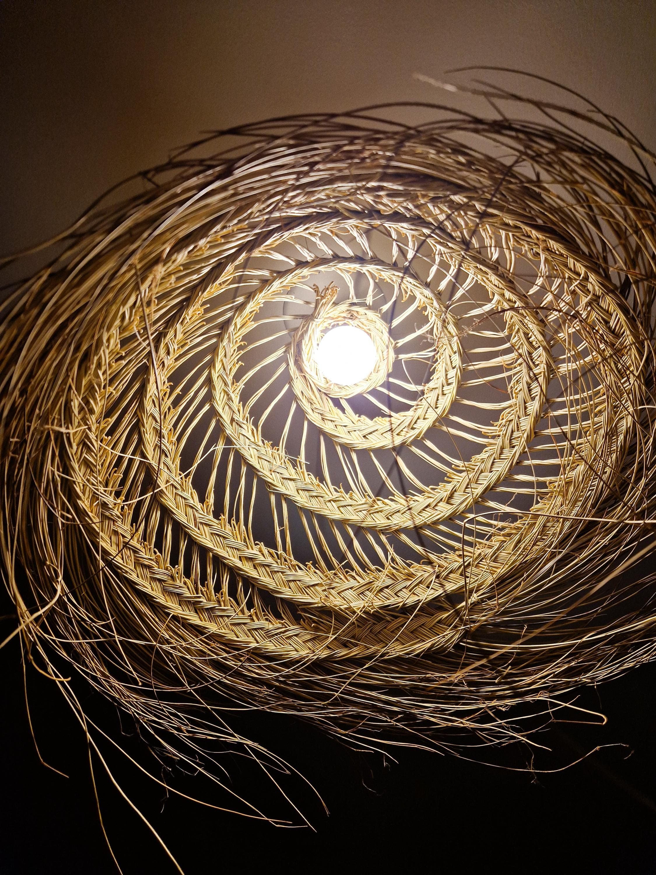 Suspension demi-boule ajourée en feuilles de palmier – Abat-jour naturel bandes tressées – Luminaire bohème fait main