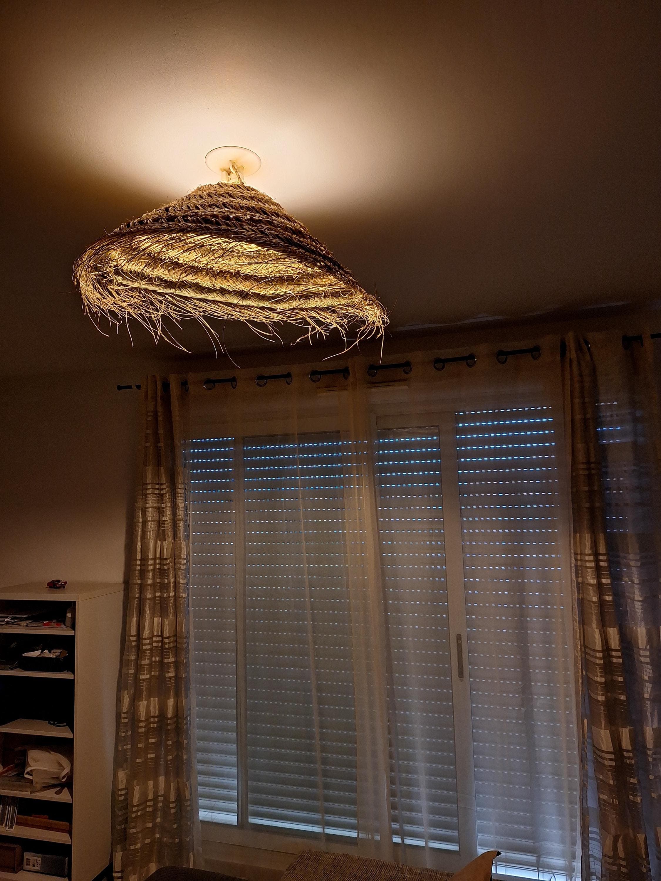 Suspension artisanale en forme de parasol en paille