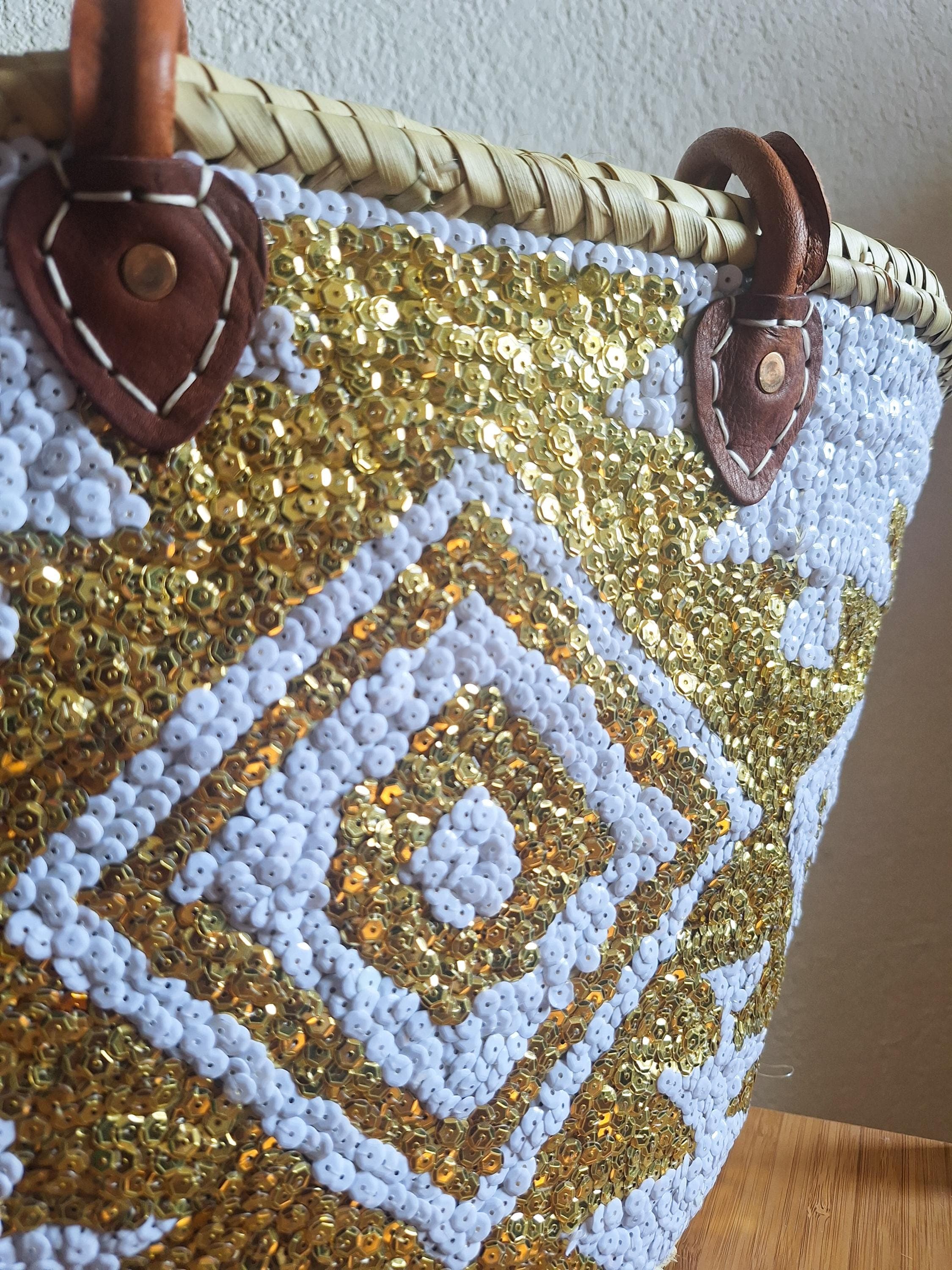 Sac cabas en paille brodée de sequins blancs et dorés – Anses cuir et fermeture filet – Artisanat marocain chic et bohème