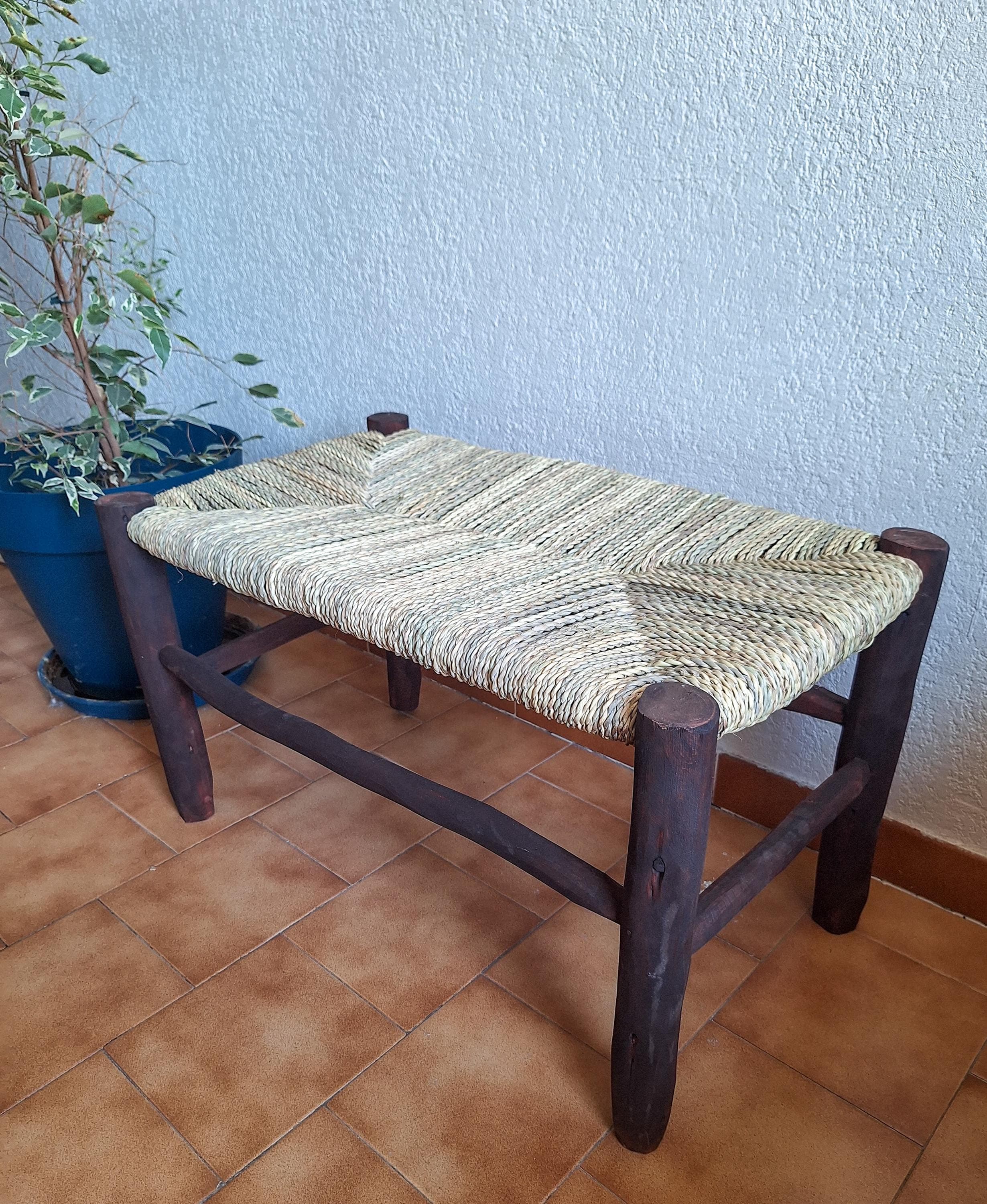 Banc marocain en bois foncé et assise tressée en feuilles de palmier