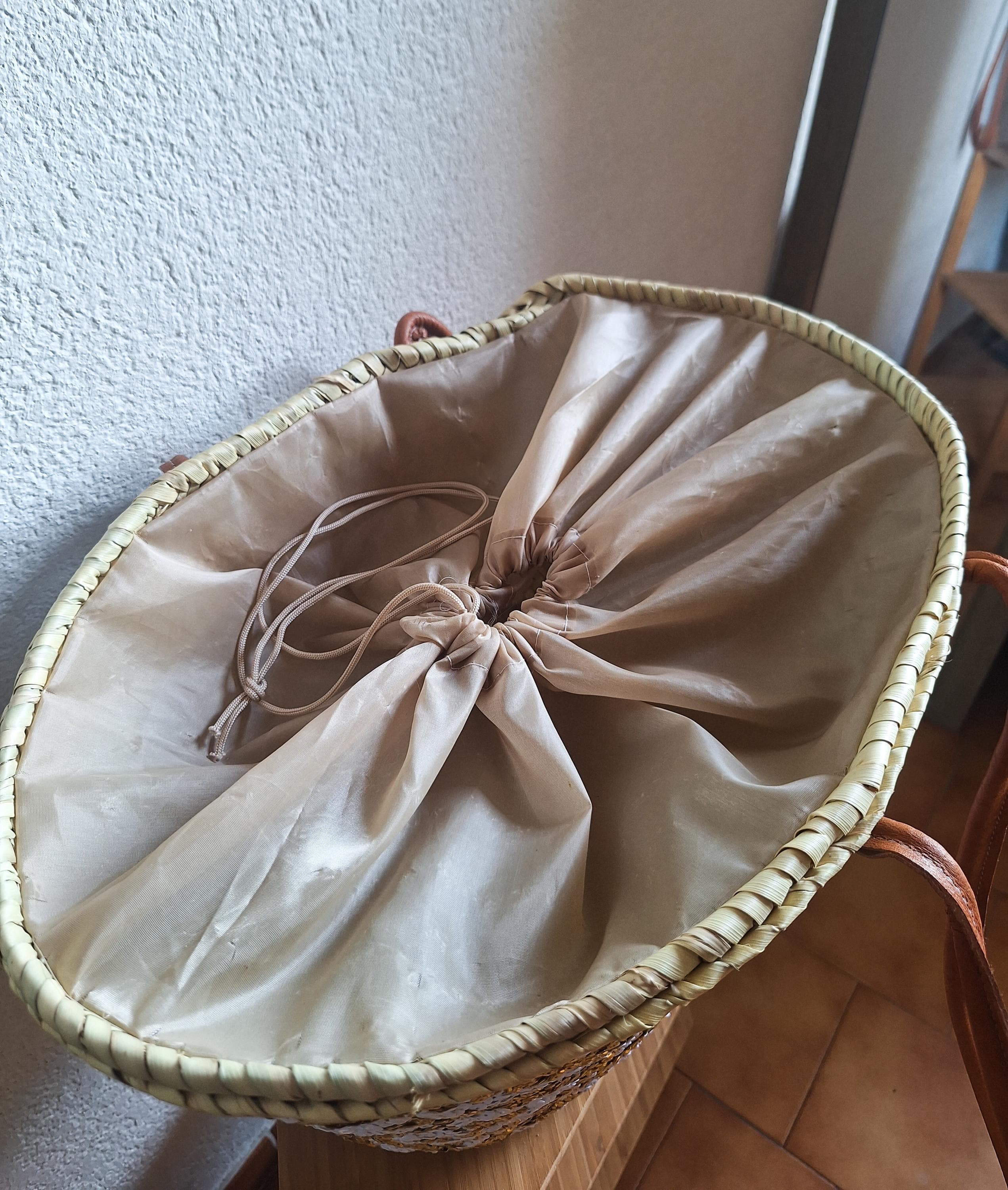 Sac cabas en paille brodée de sequins blancs et dorés – Anses cuir et fermeture filet – Artisanat marocain chic et bohème