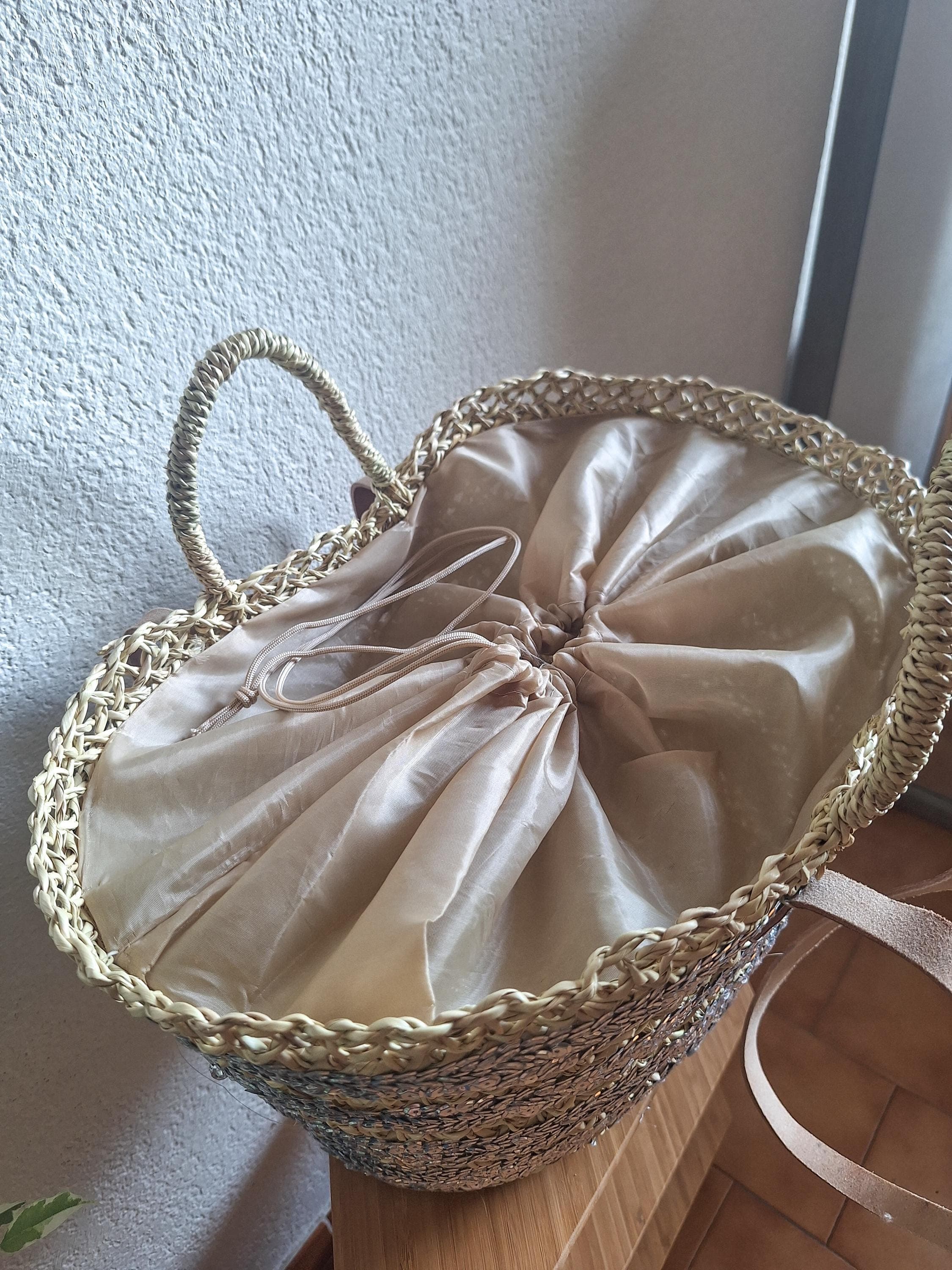 Sac cabas en paille brodée de sequins gris – Anses cuir et fermeture filet – Artisanat marocain chic et bohème