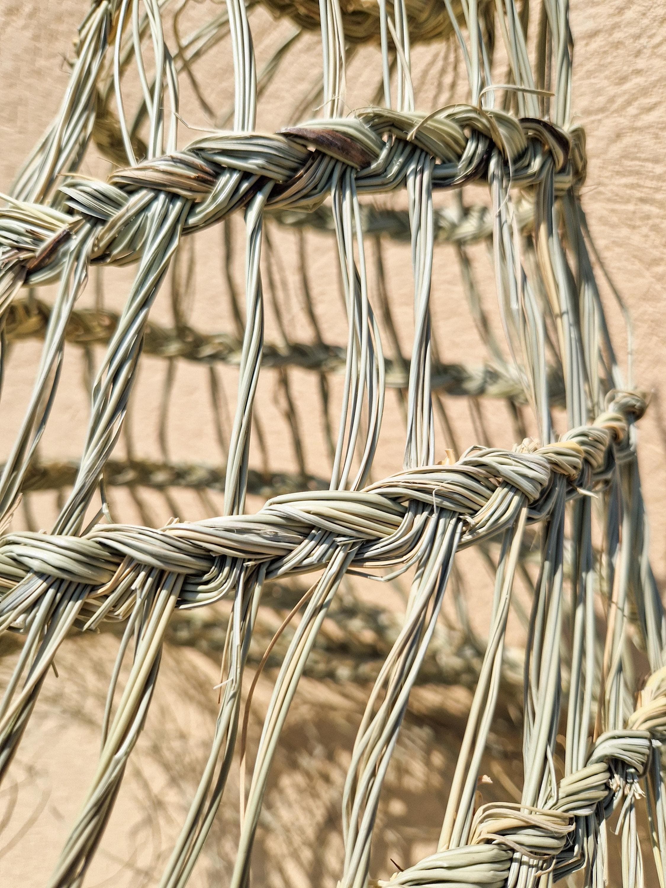 Suspension cône ajourée évasée en feuilles de palmier