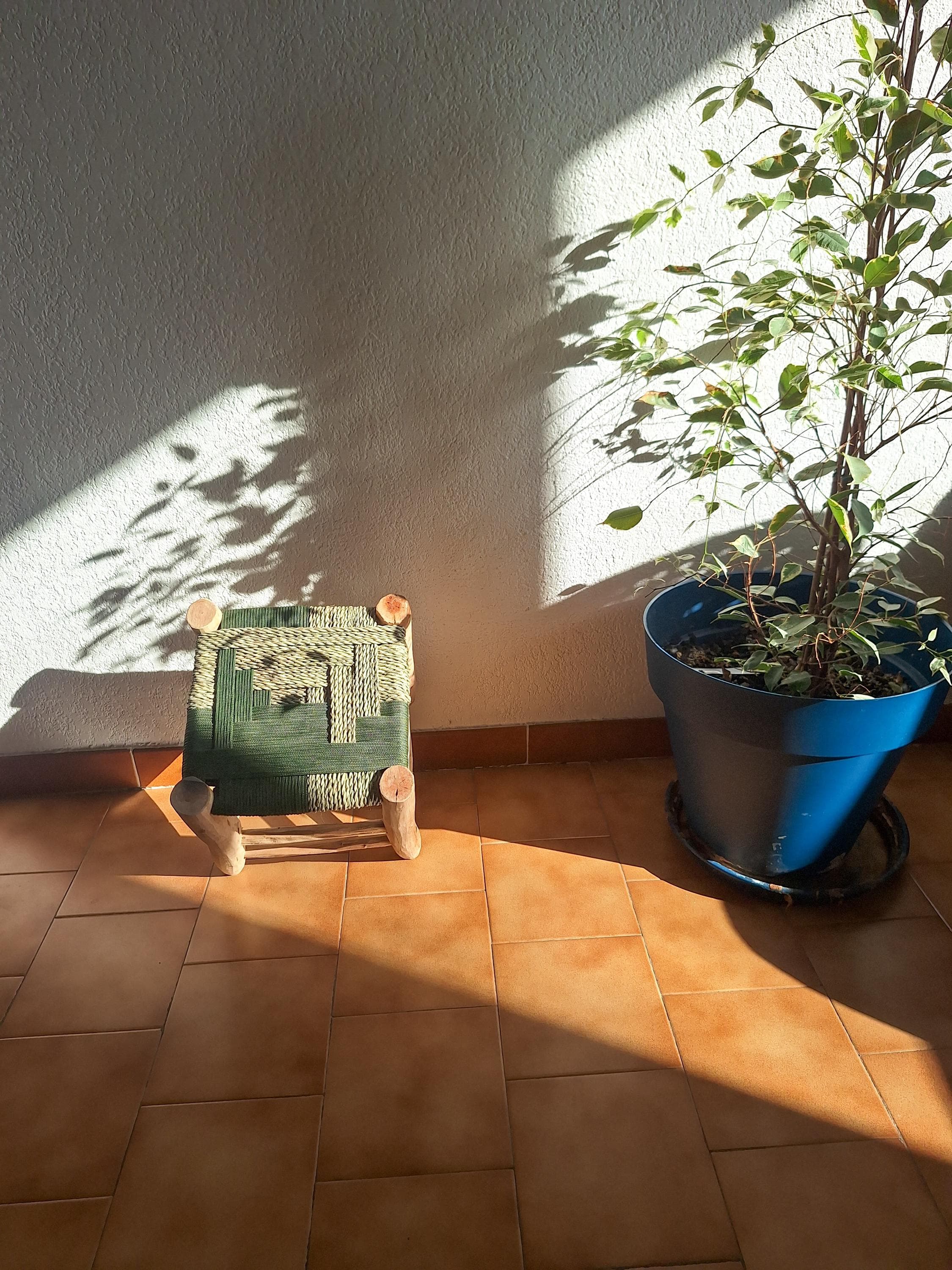 Tabouret marocain artisanal en bois et corde – Siège bohème en paille naturelle tressée