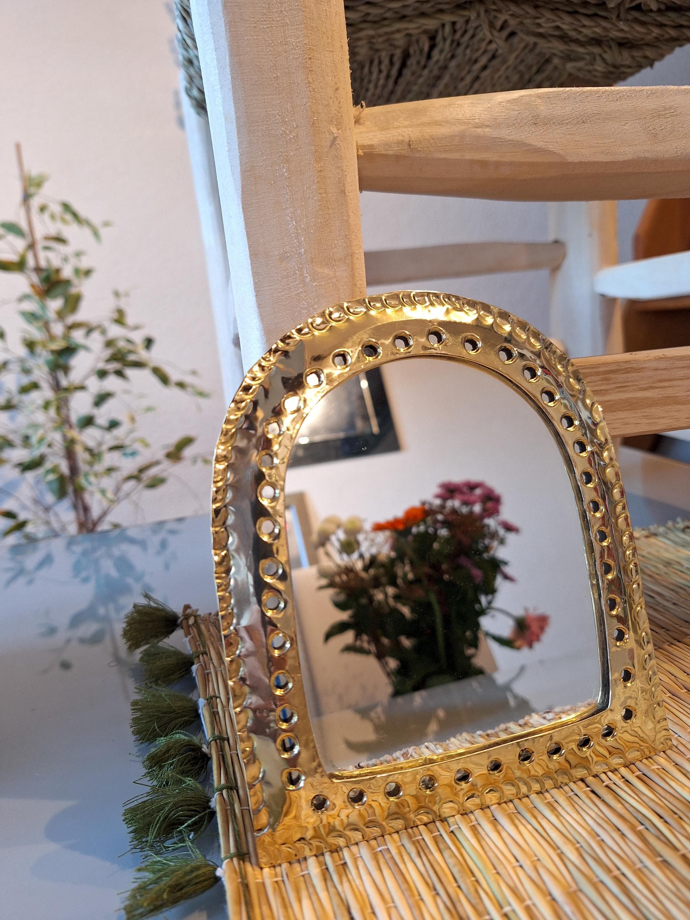 Charmant miroir mural doré en forme de fenêtre