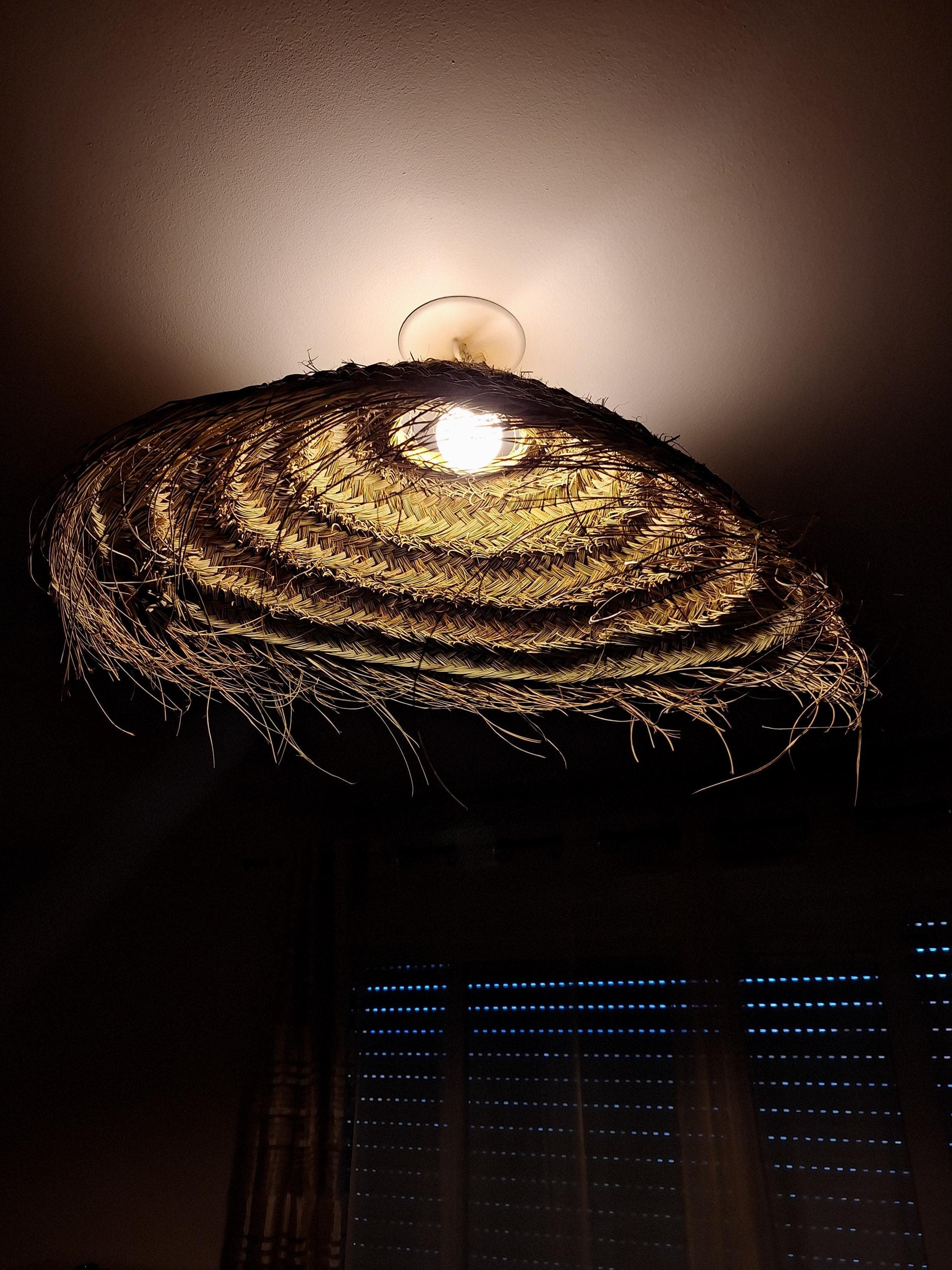 Suspension artisanale en forme de parasol en paille