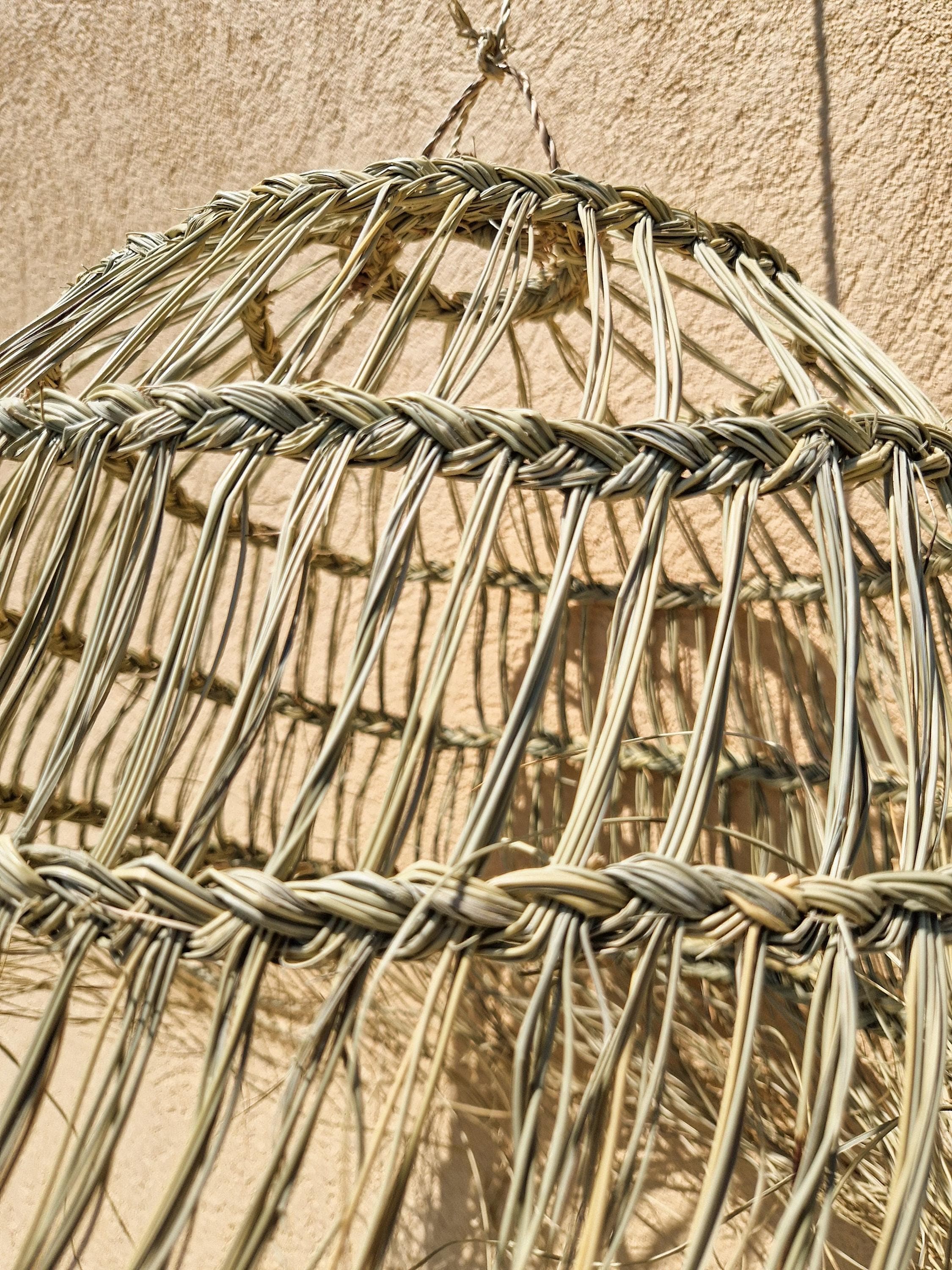 Suspension demi-boule ajourée en feuille de palmier