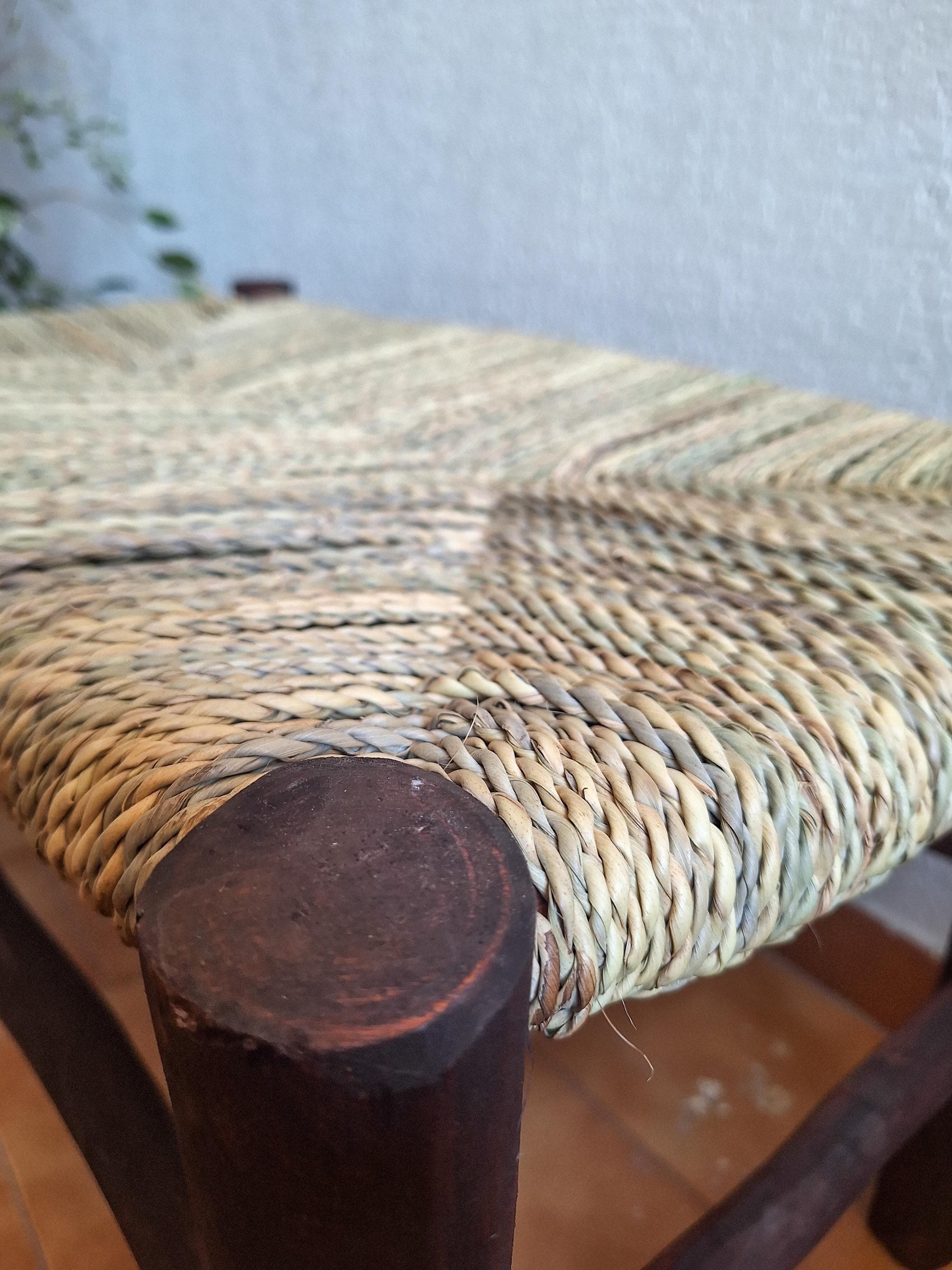 Banc marocain en bois foncé et assise tressée en feuilles de palmier