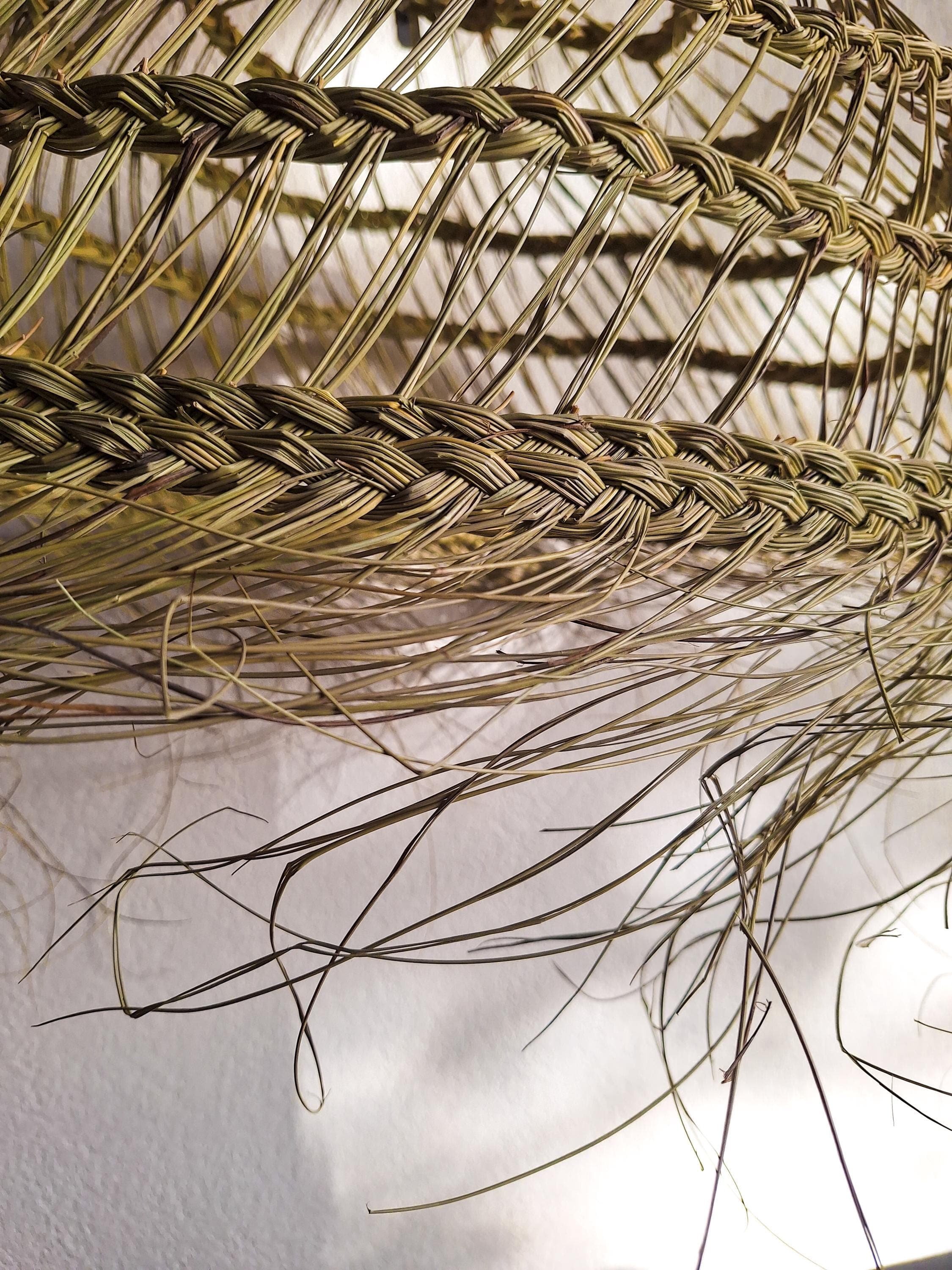 Suspension Demi-Boule Ajourée Feuille de Palmier - Abat-jour Bohème Naturel Fait Main - Luminaire Artisanal Éco-responsable