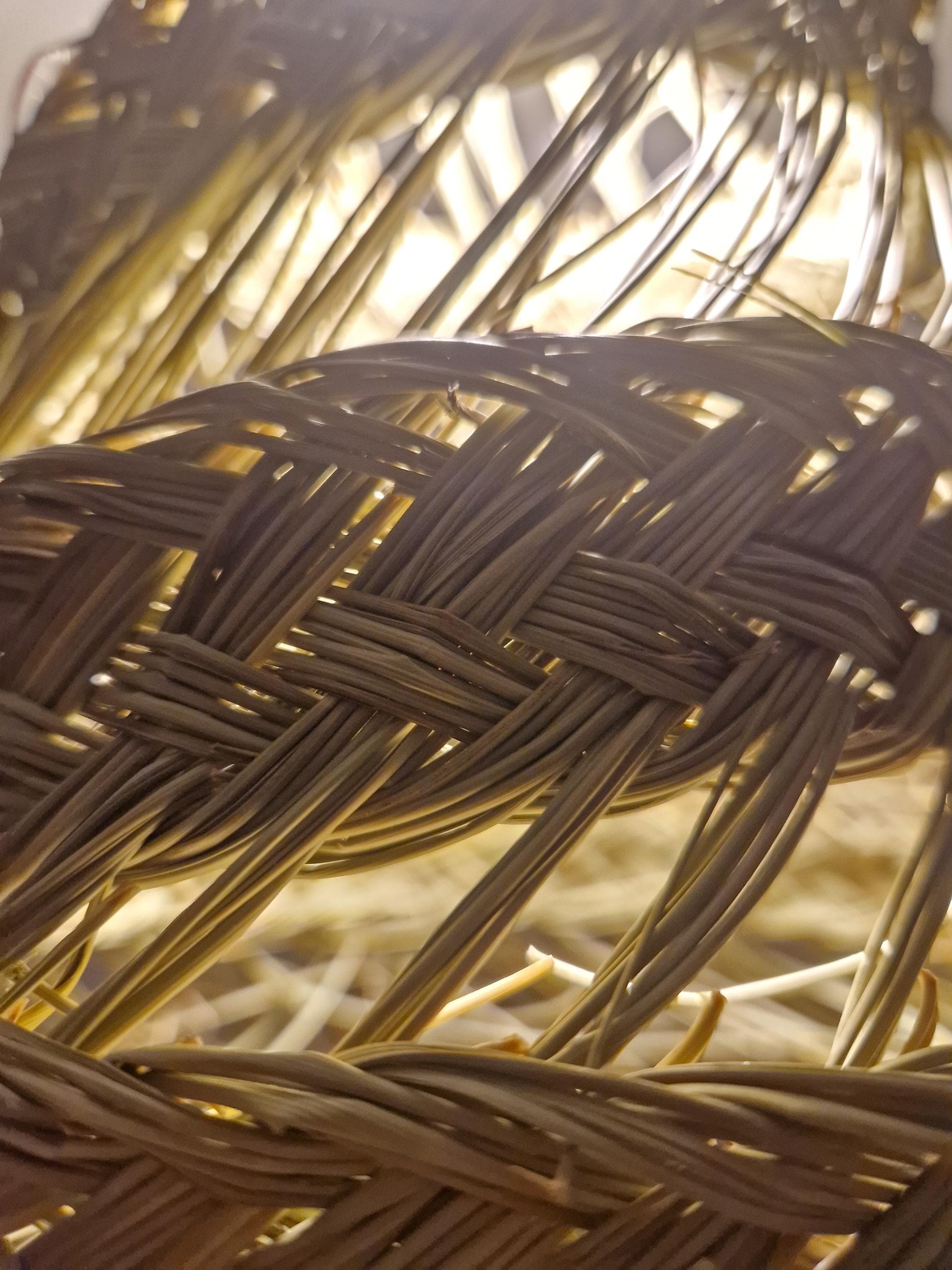 Suspension cylindrique ajourée en feuilles de palmier