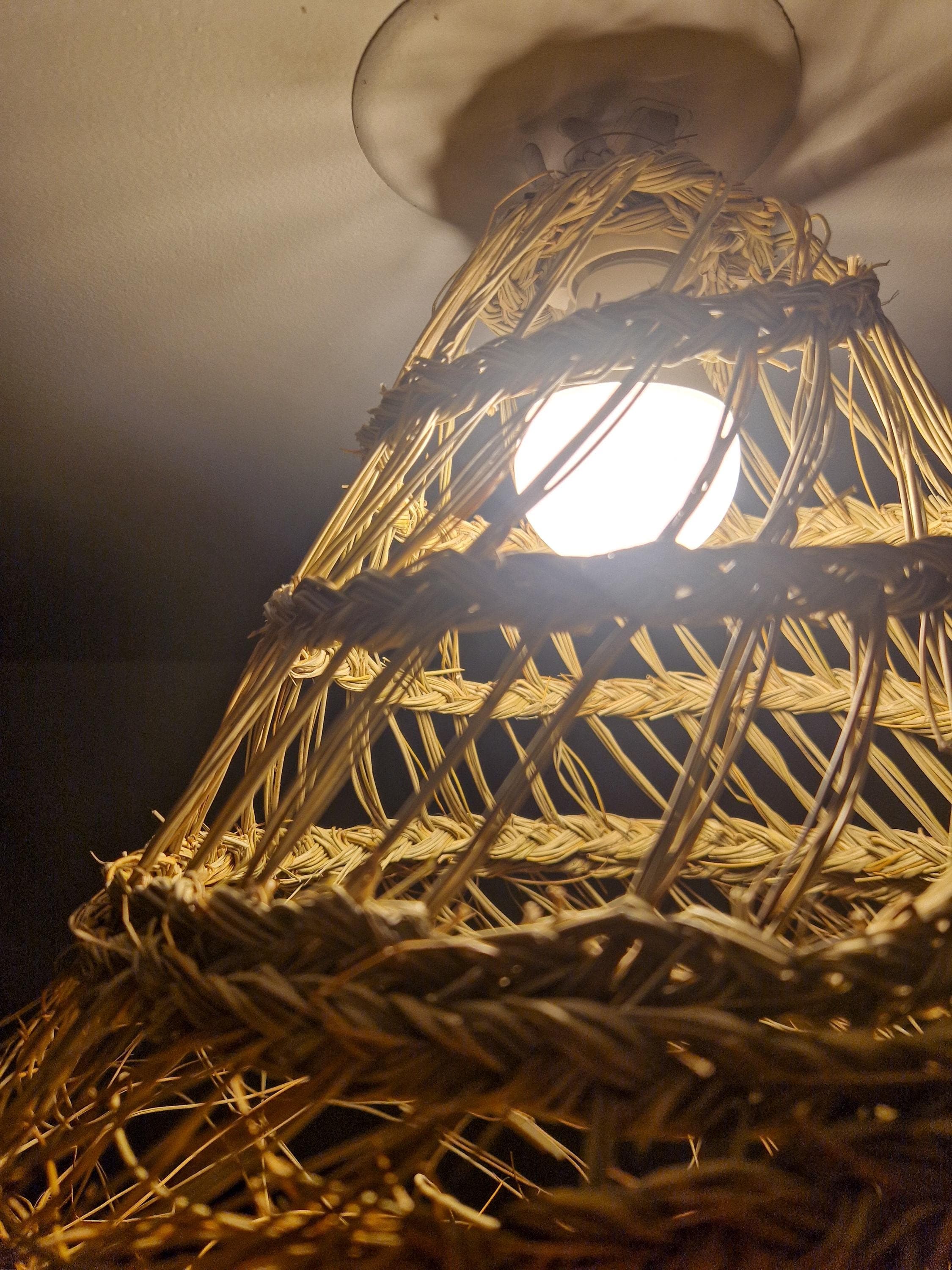 Suspension conique ajourée en feuilles de palmier – Abat-jour bohème tressé à la main – Luminaire naturel et graphique