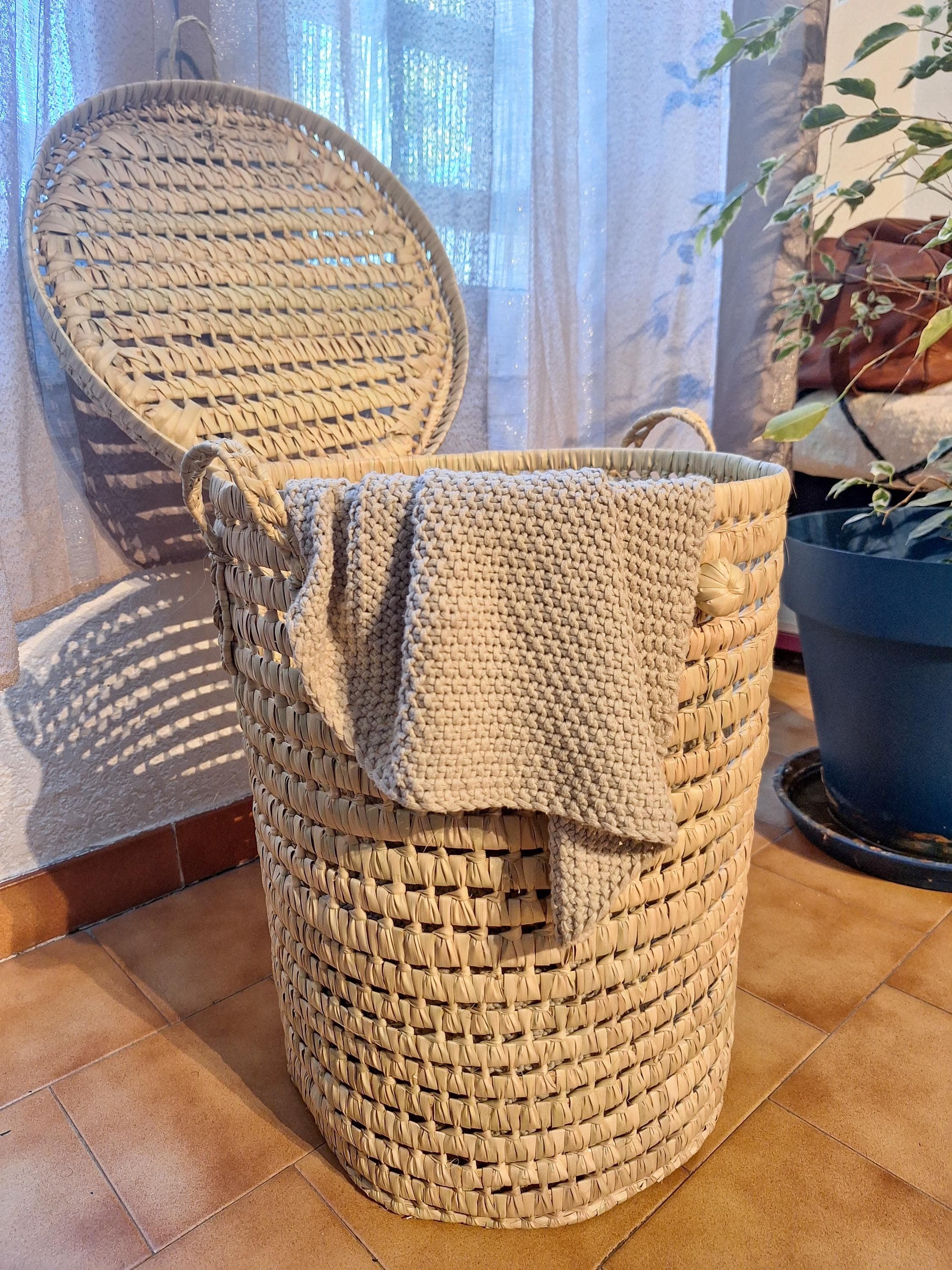 Panier rond en feuille de palmier tressée