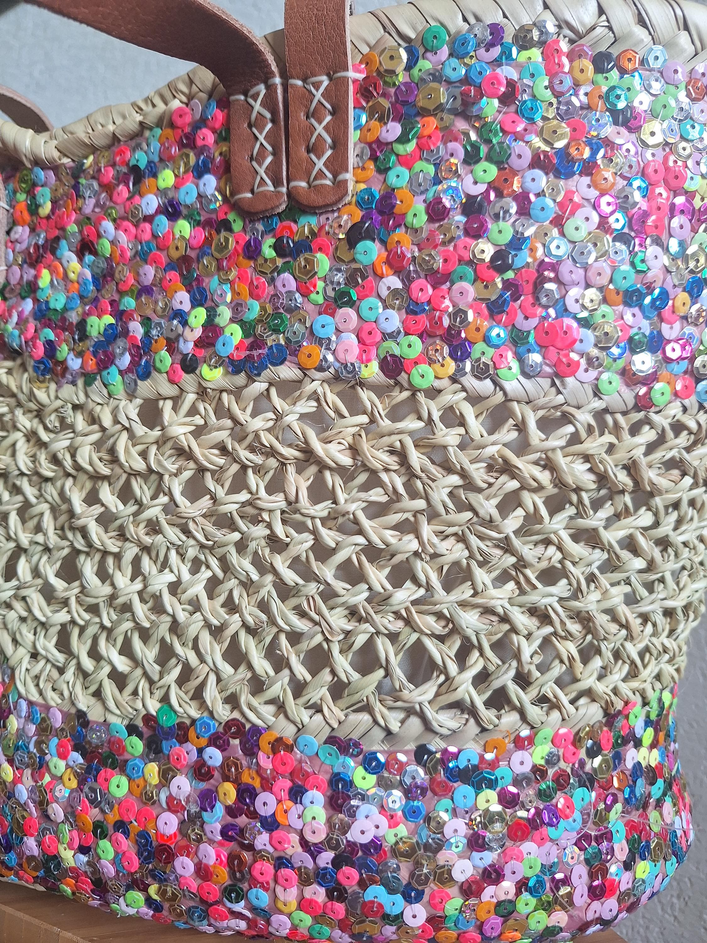 Sac cabas en paille brodée de sequins colorés