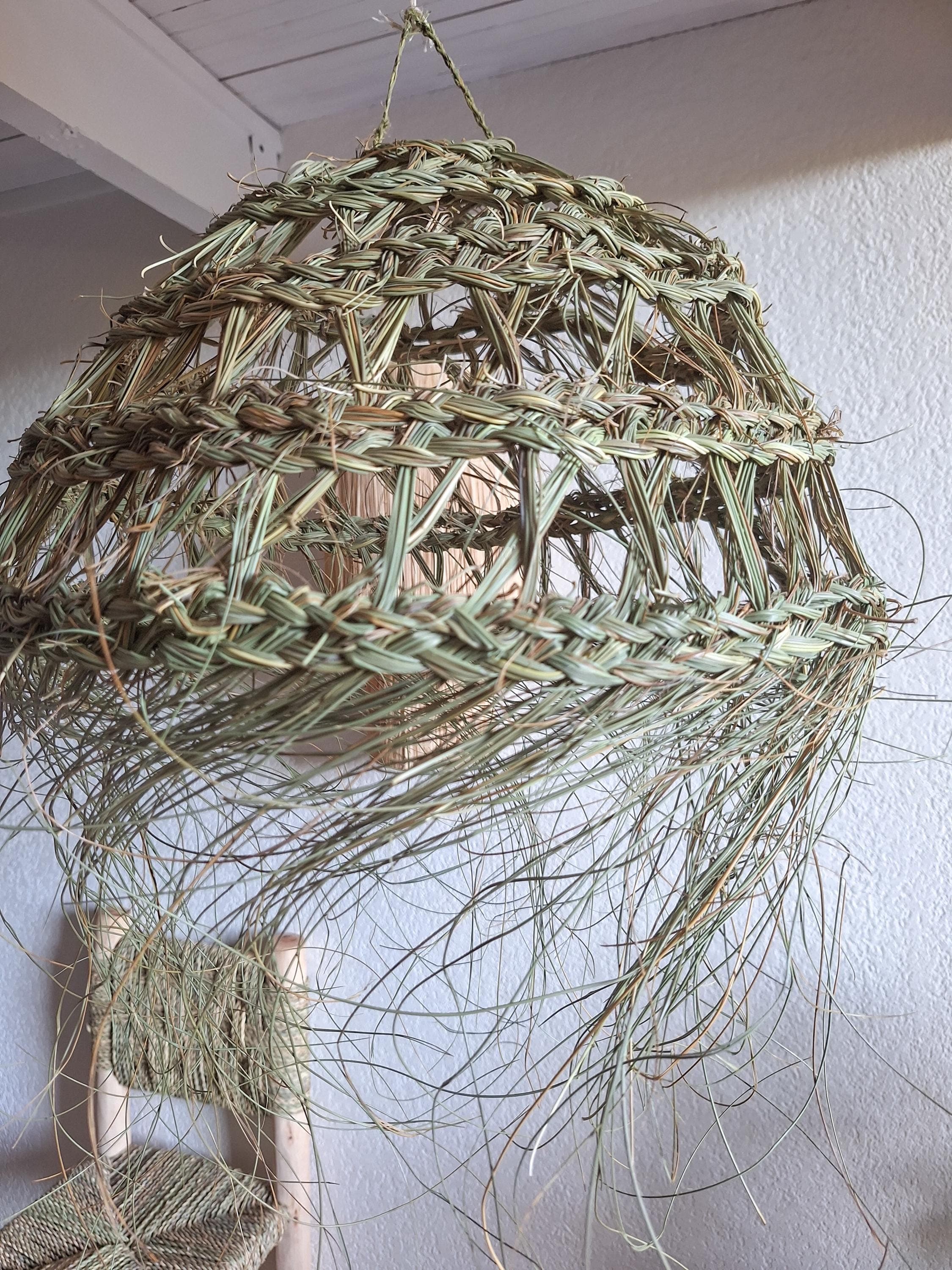 Suspension boule en paille tressée ajourée – Abat-jour bohème pour une ambiance naturelle et chaleureuse