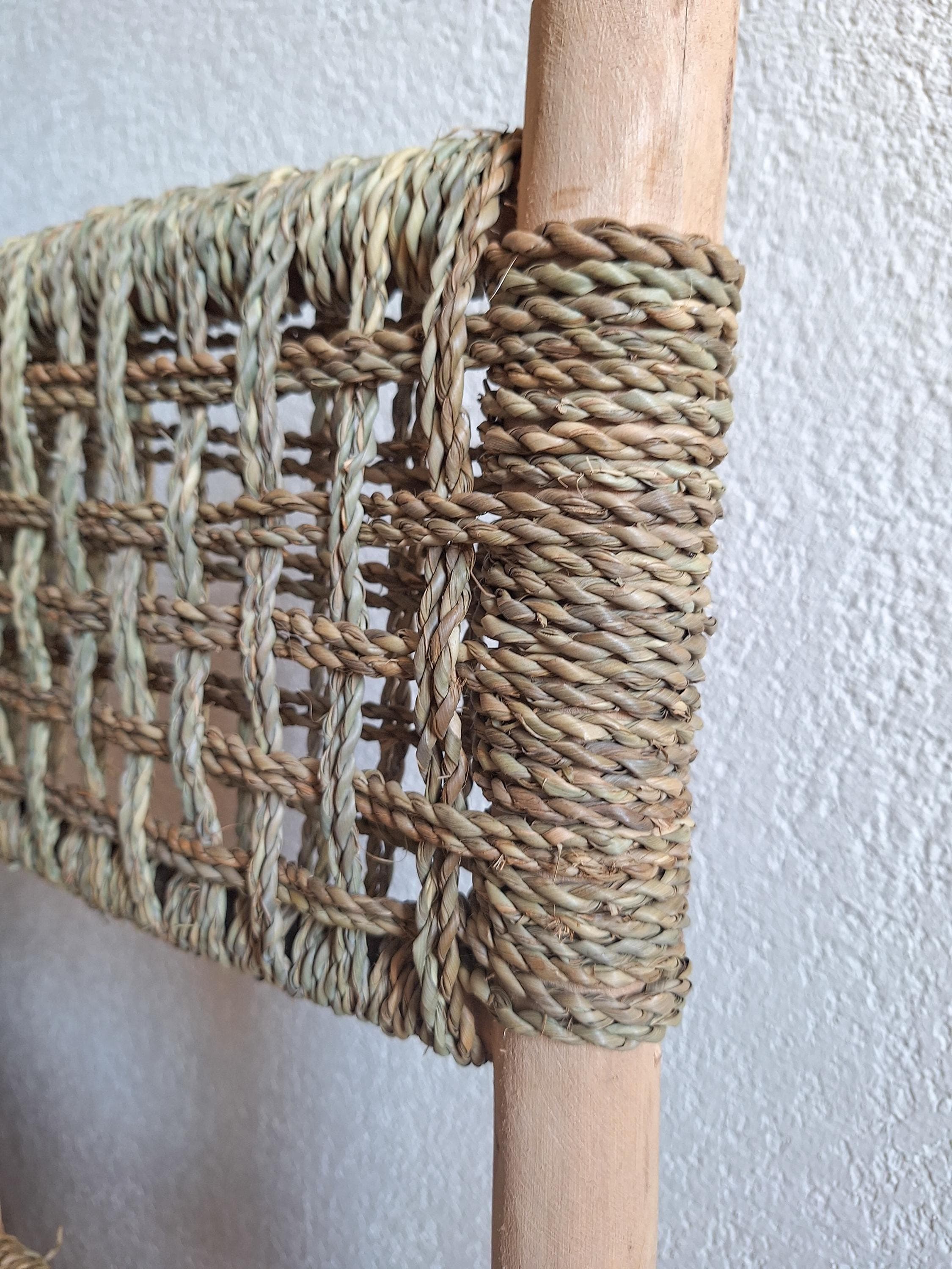 Chaise artisanale en bois naturel et cordon en feuille de palmier