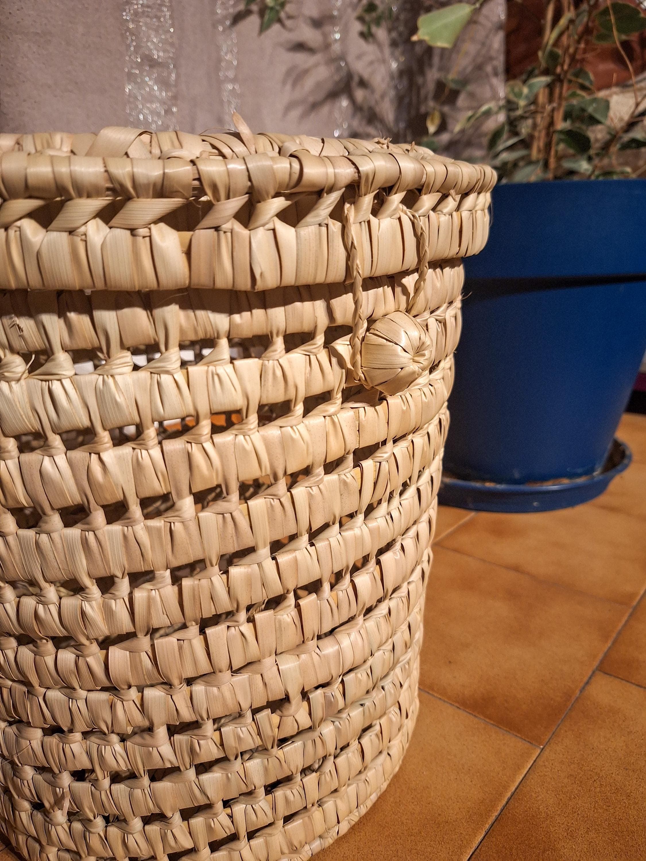 Panier à linge artisanal en palmier