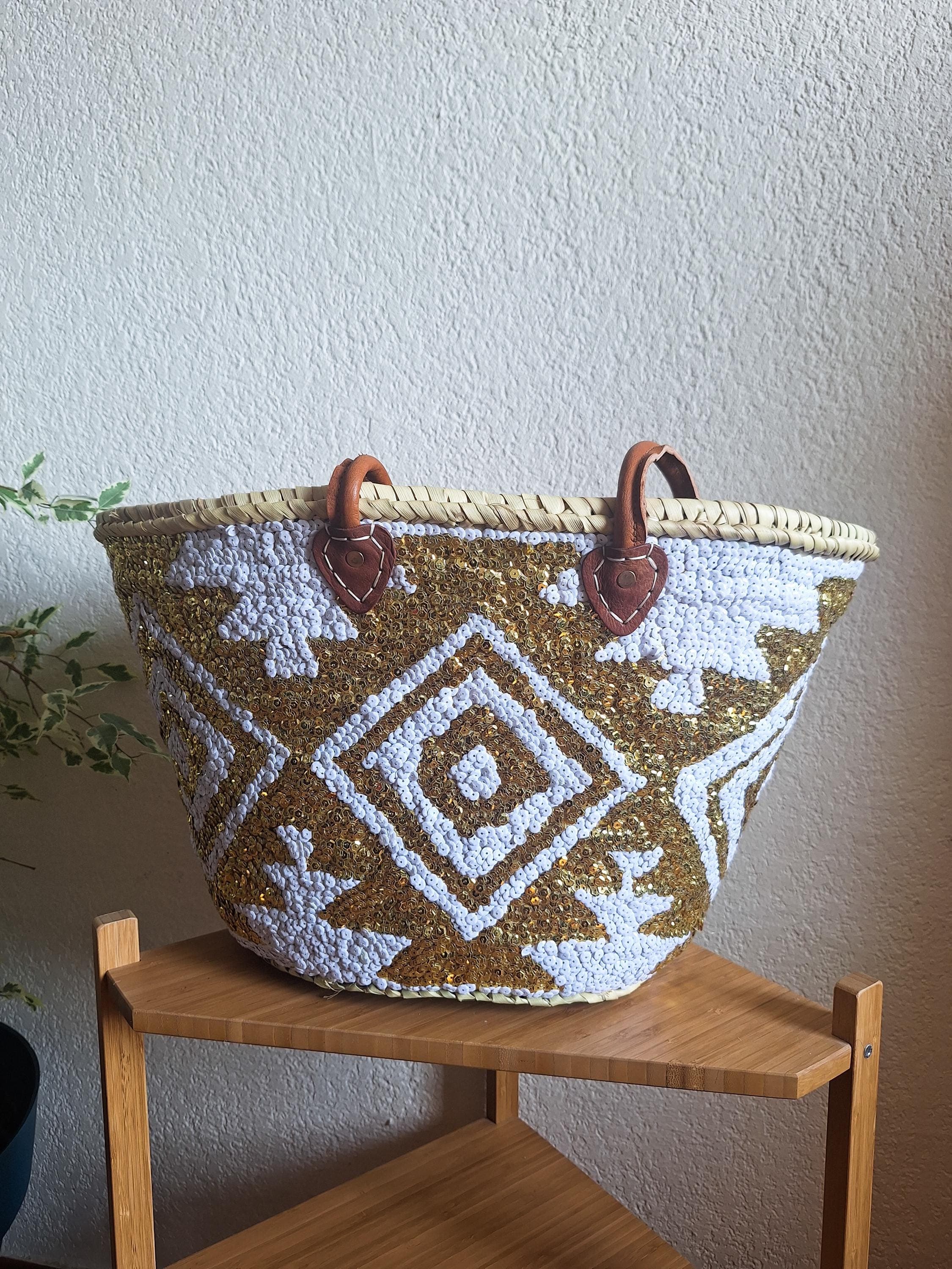 Sac cabas en paille brodée de sequins blancs et dorés – Anses cuir et fermeture filet – Artisanat marocain chic et bohème