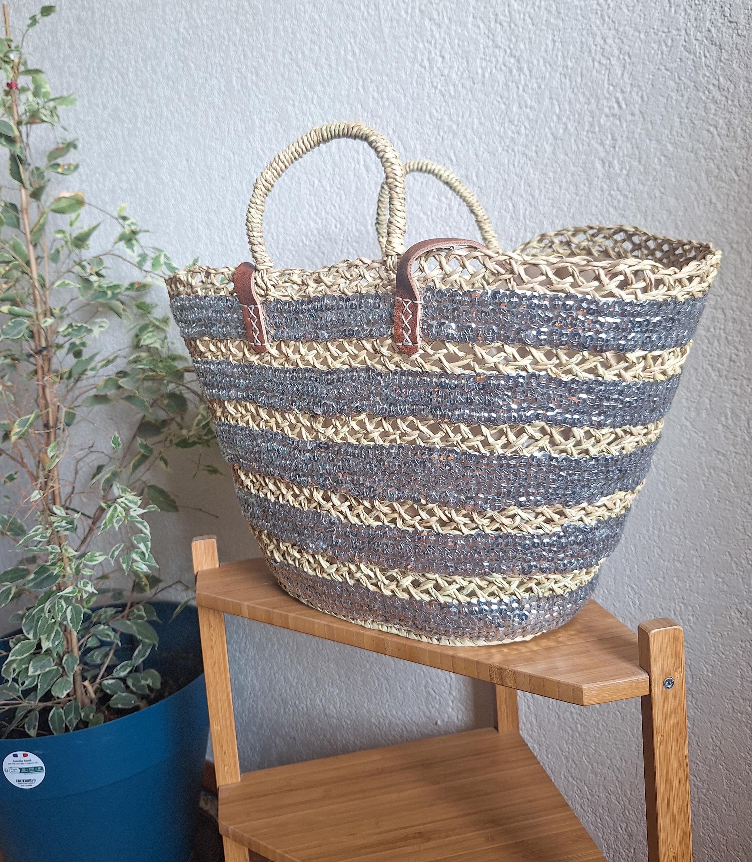 Straw tote bag embroidered with gray sequins – Leather handles and mesh closure – Chic and boho Moroccan craftsmanship