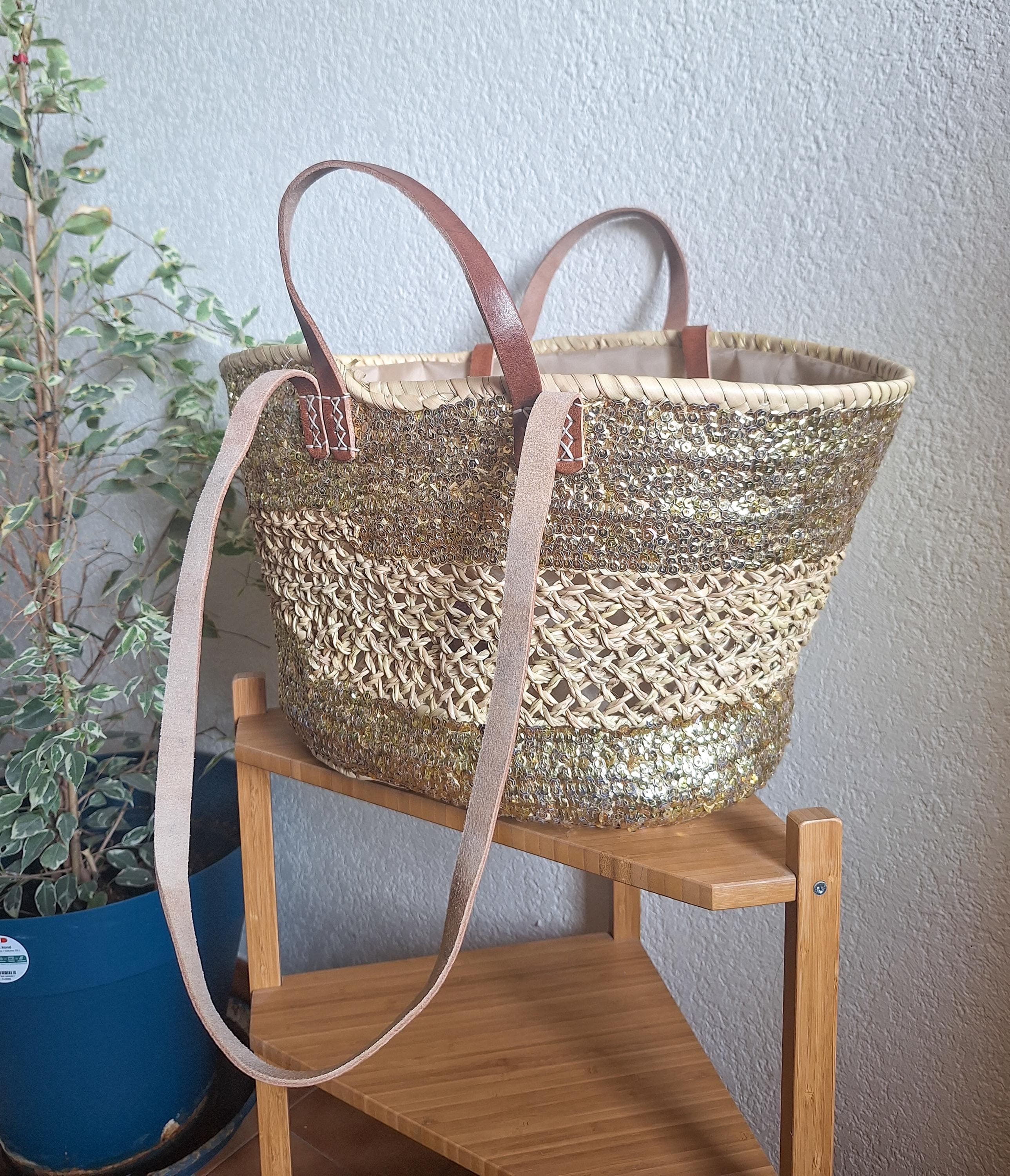 Sac cabas en paille brodée de sequins dorés – Anses cuir et fermeture filet – Artisanat marocain chic et bohème