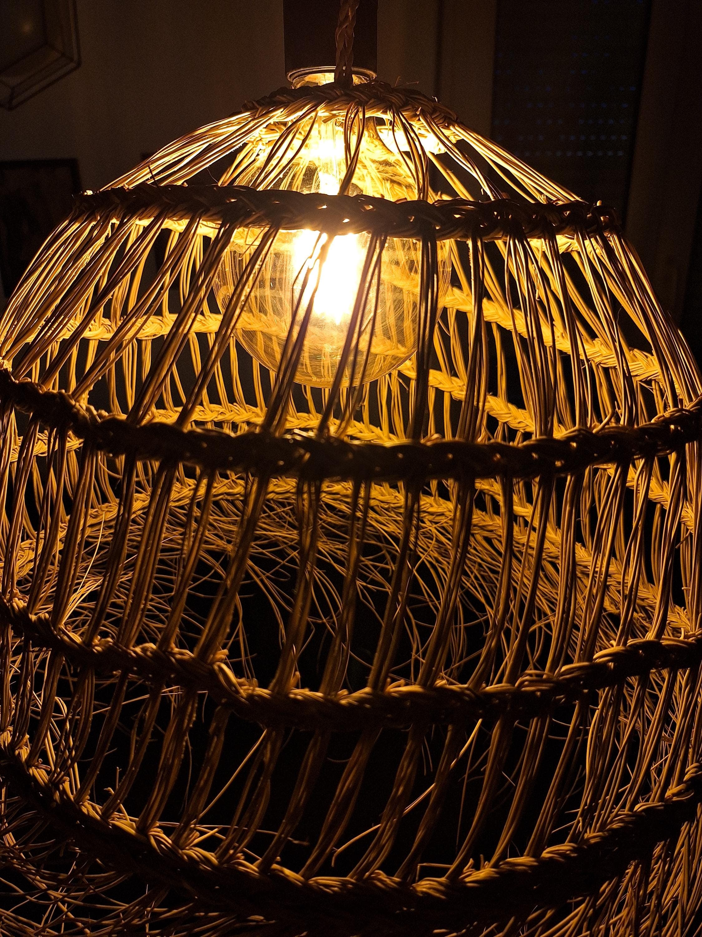 Suspension bohème en feuilles de palmier – Lampe ajourée frangée