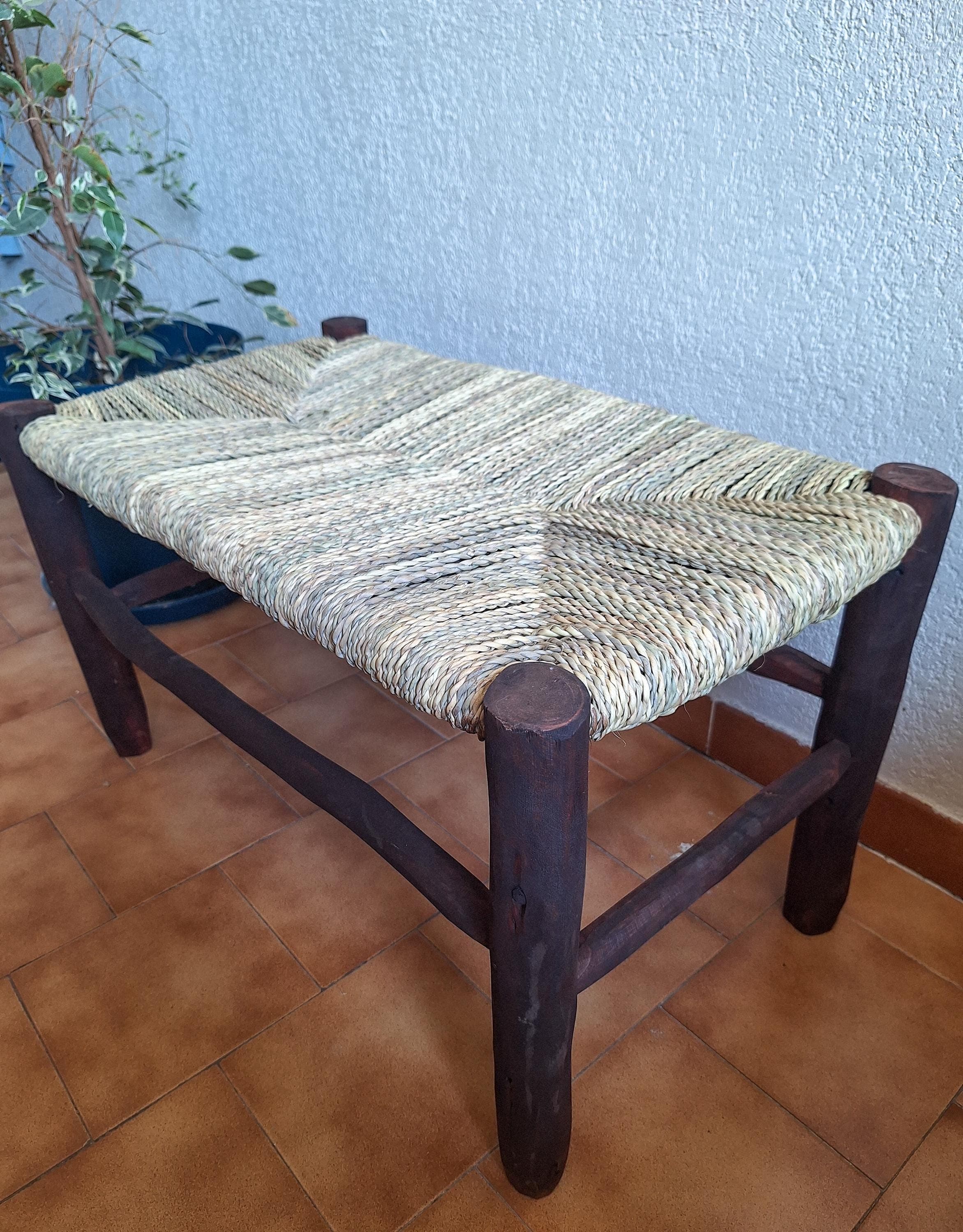 Banc marocain en bois foncé et assise tressée en feuilles de palmier