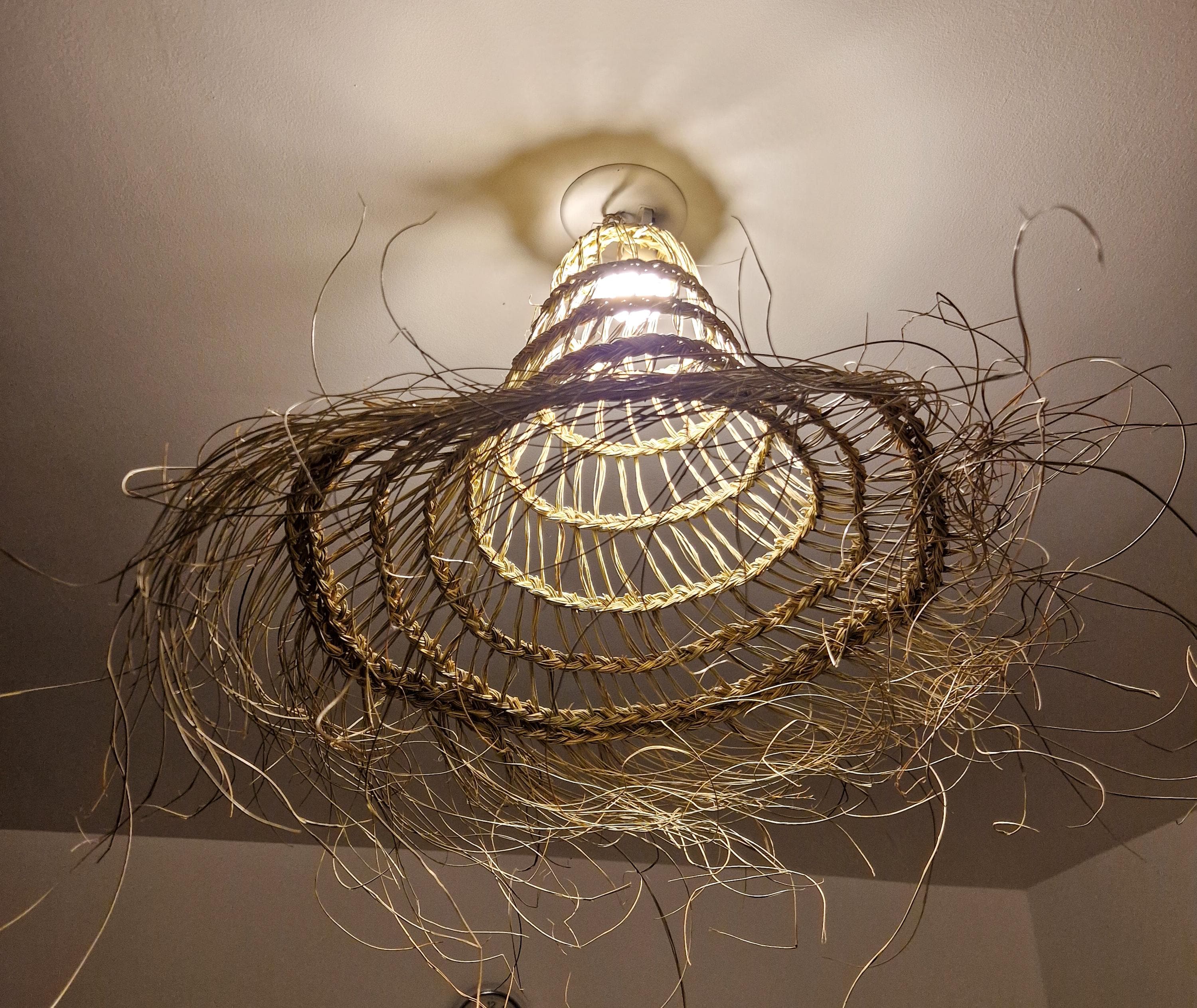 Suspension cône ajourée évasée en feuilles de palmier