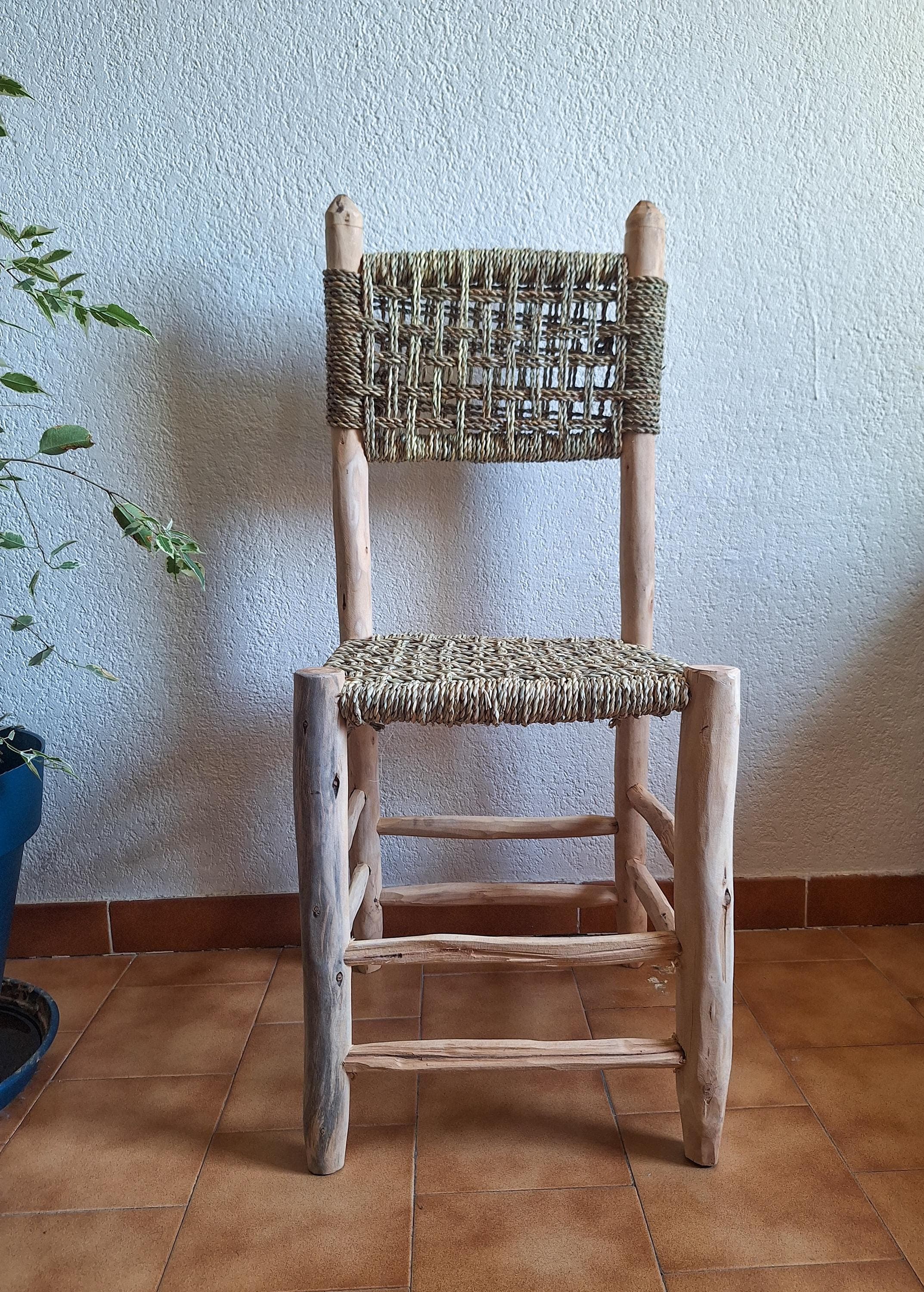 Chaise artisanale en bois naturel et cordon en feuille de palmier
