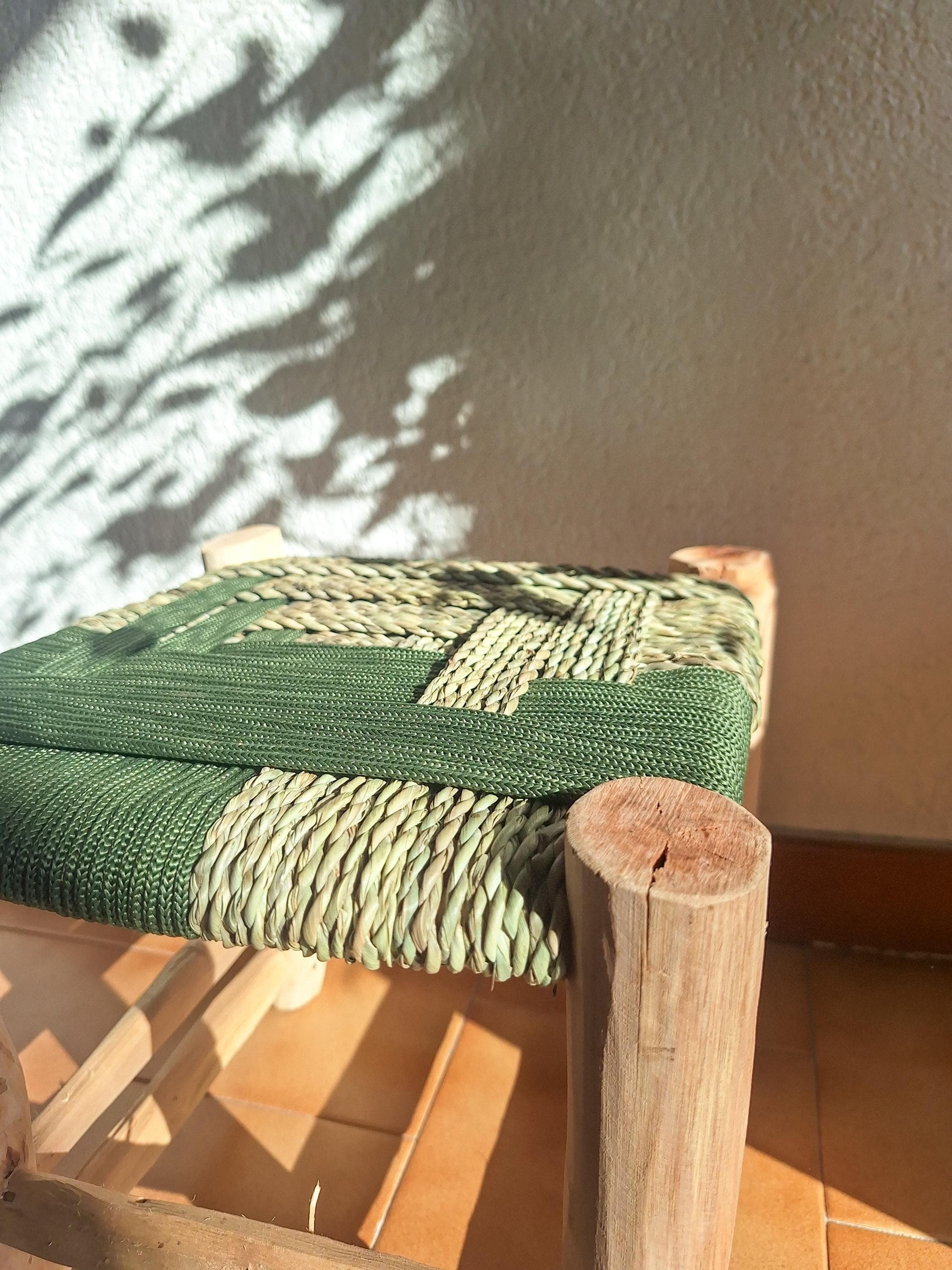 Tabouret marocain artisanal en bois et corde – Siège bohème en paille naturelle tressée