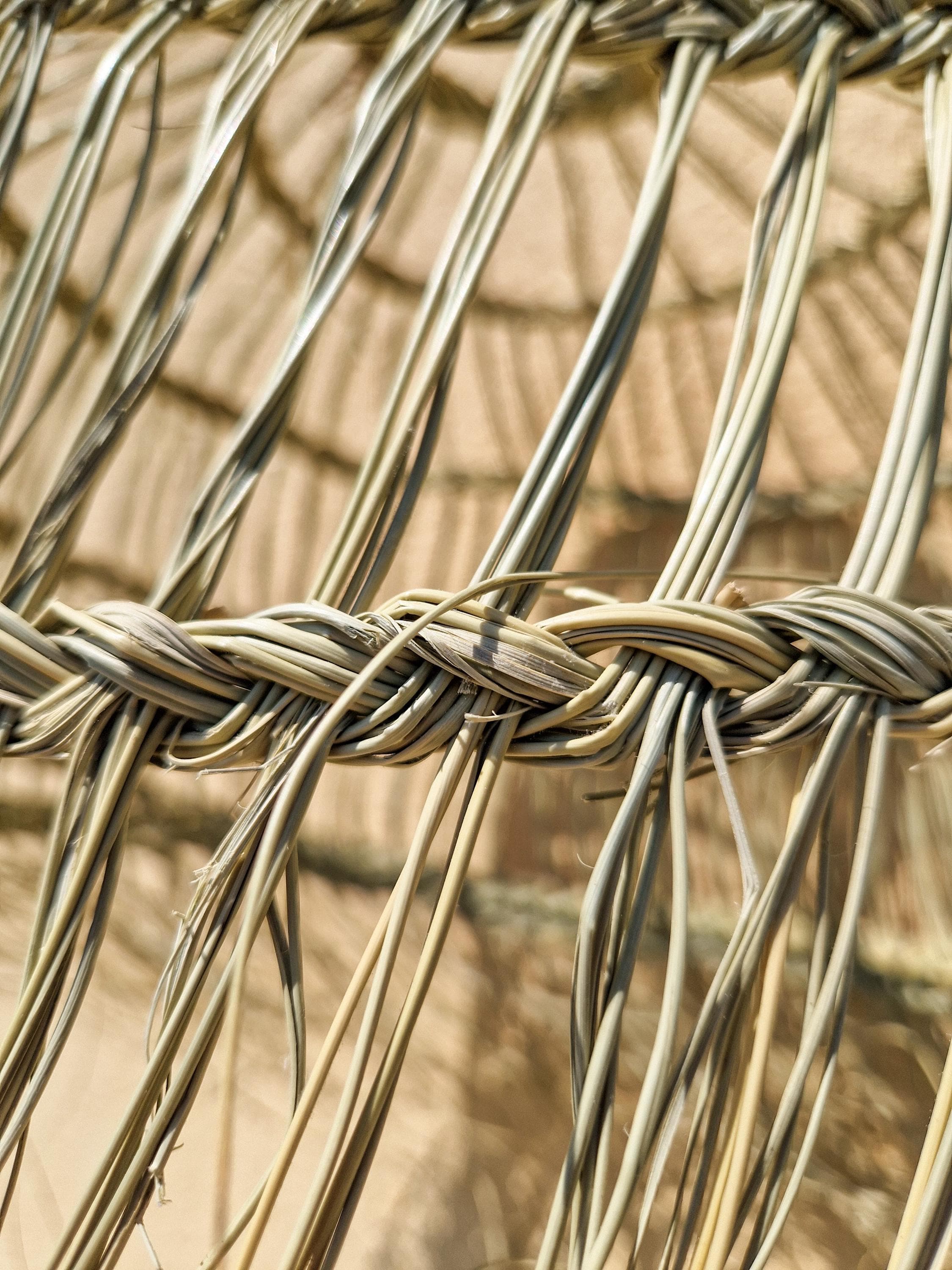 Suspension demi-boule ajourée en feuille de palmier