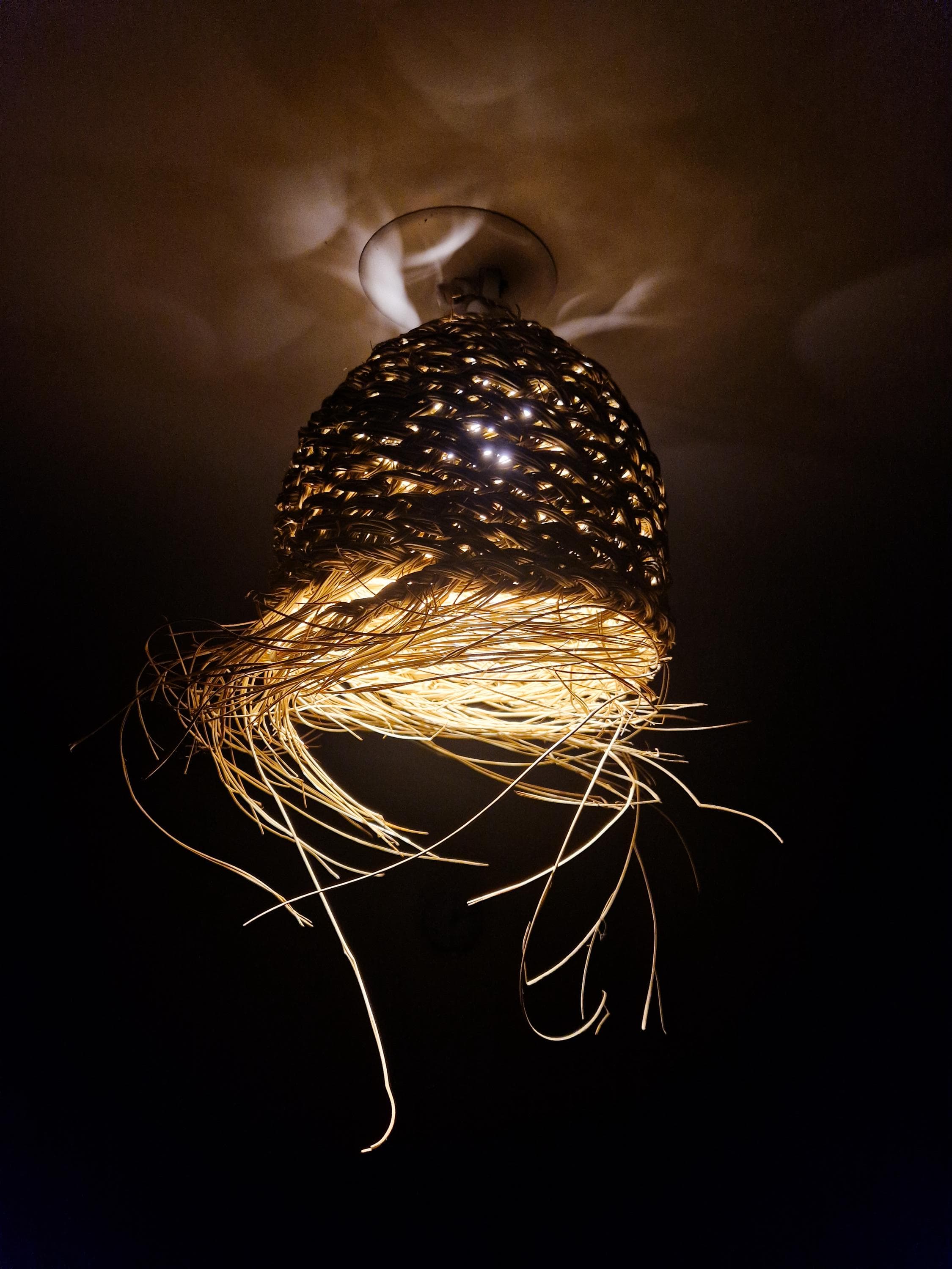 Suspension nid d'abeille en feuille de palmier