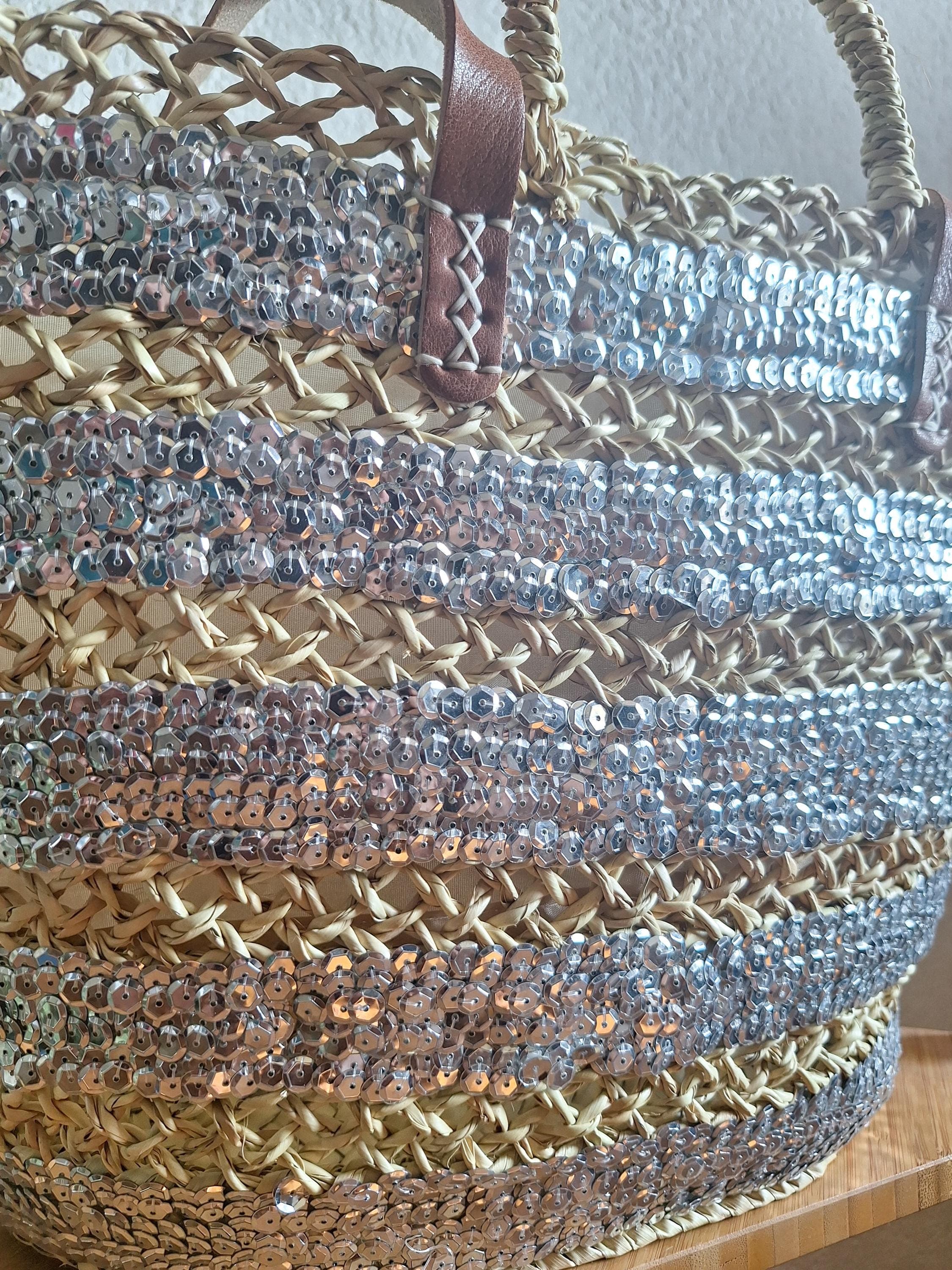 Sac cabas en paille brodée de sequins gris – Anses cuir et fermeture filet – Artisanat marocain chic et bohème