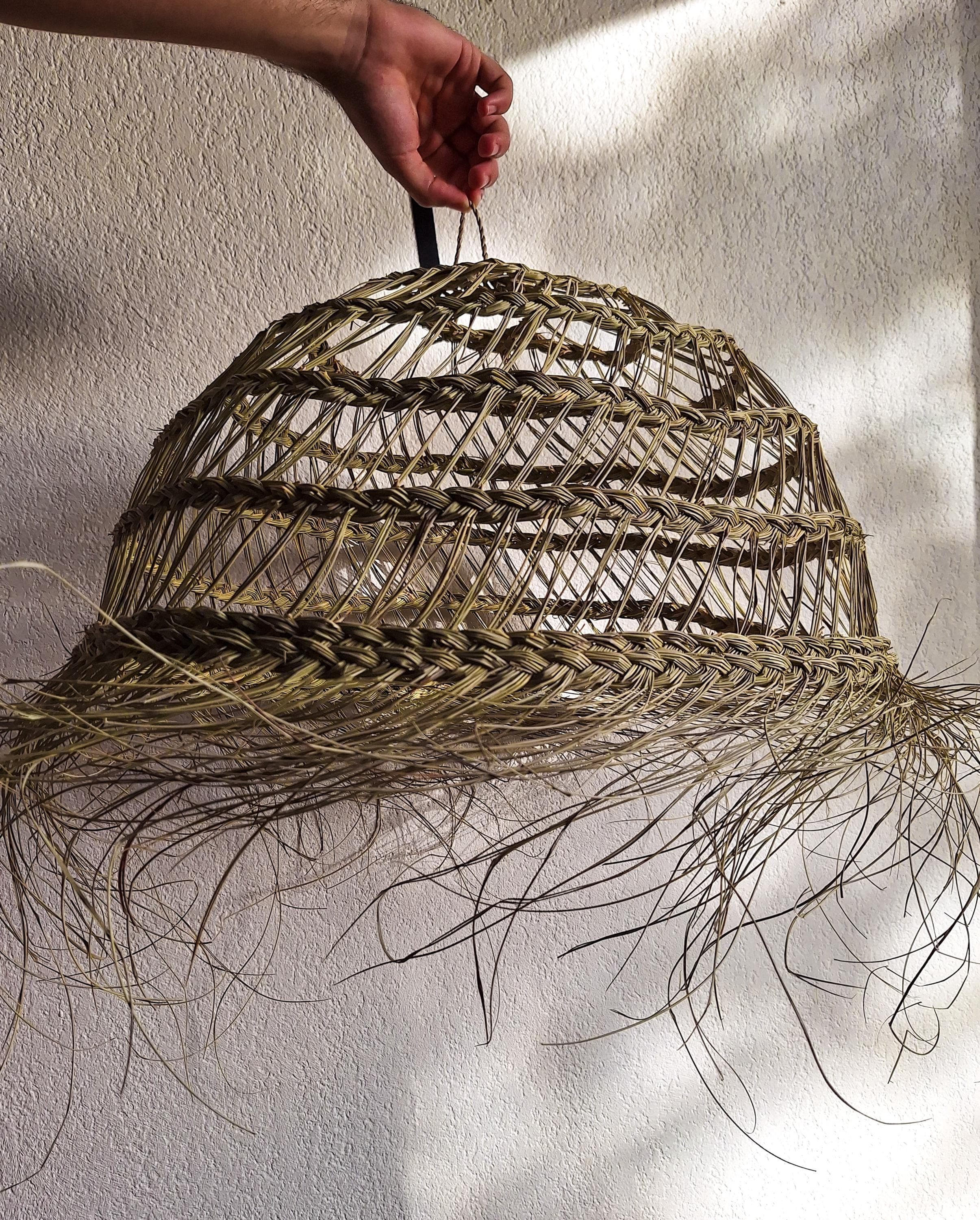 Suspension Demi-Boule Ajourée Feuille de Palmier - Abat-jour Bohème Naturel Fait Main - Luminaire Artisanal Éco-responsable